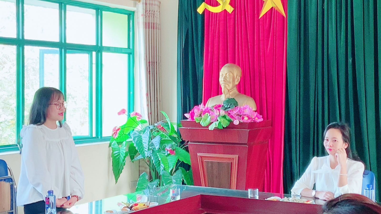 CHIA TAY CÁC EM SINH VIÊN KHÓA 44 KHOA GDMN - TRƯỜNG ĐHSPHN II