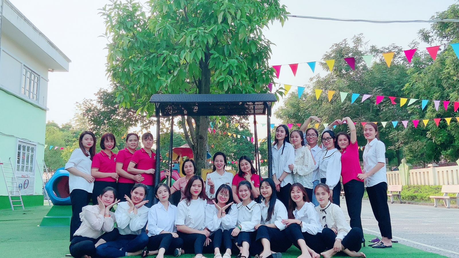 CHIA TAY CÁC EM SINH VIÊN KHÓA 44 KHOA GDMN - TRƯỜNG ĐHSPHN II