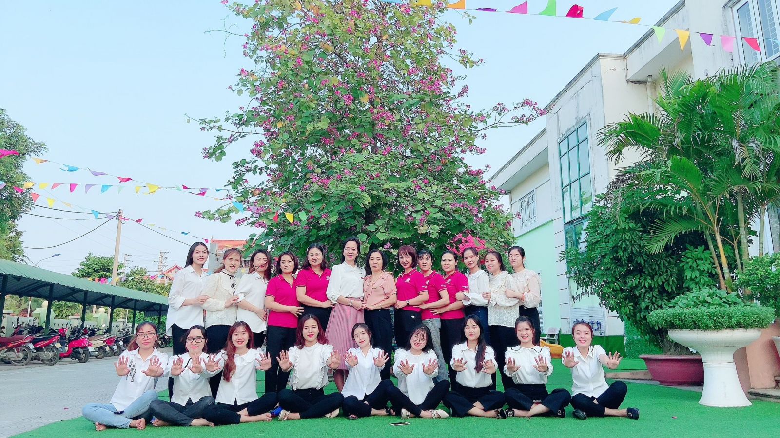 CHIA TAY CÁC EM SINH VIÊN KHÓA 44 KHOA GDMN - TRƯỜNG ĐHSPHN II