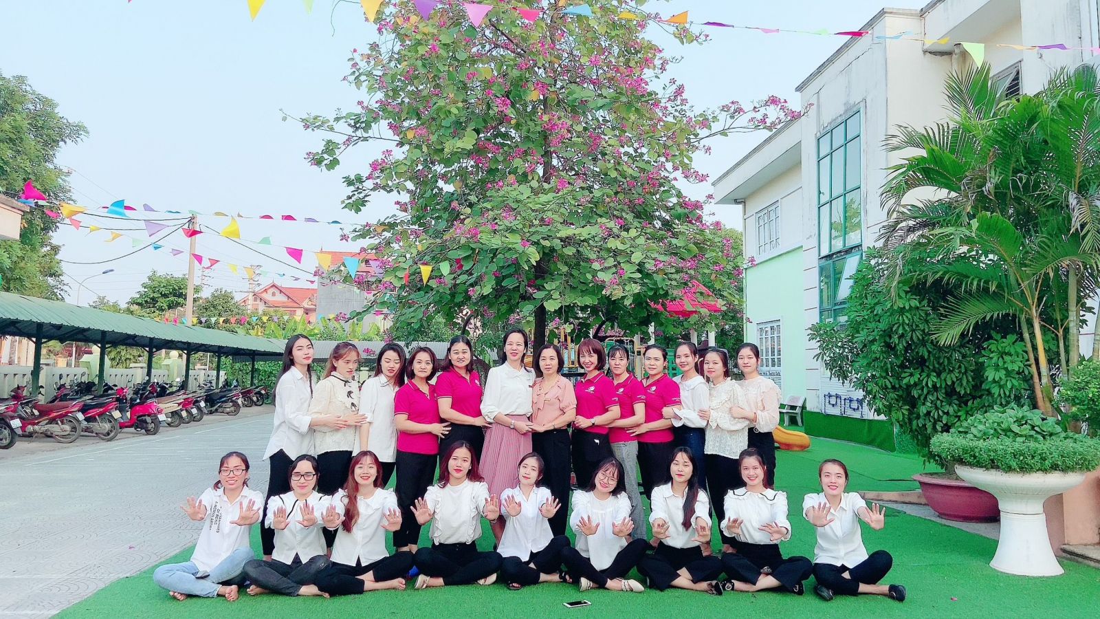 CHIA TAY CÁC EM SINH VIÊN KHÓA 44 KHOA GDMN - TRƯỜNG ĐHSPHN II