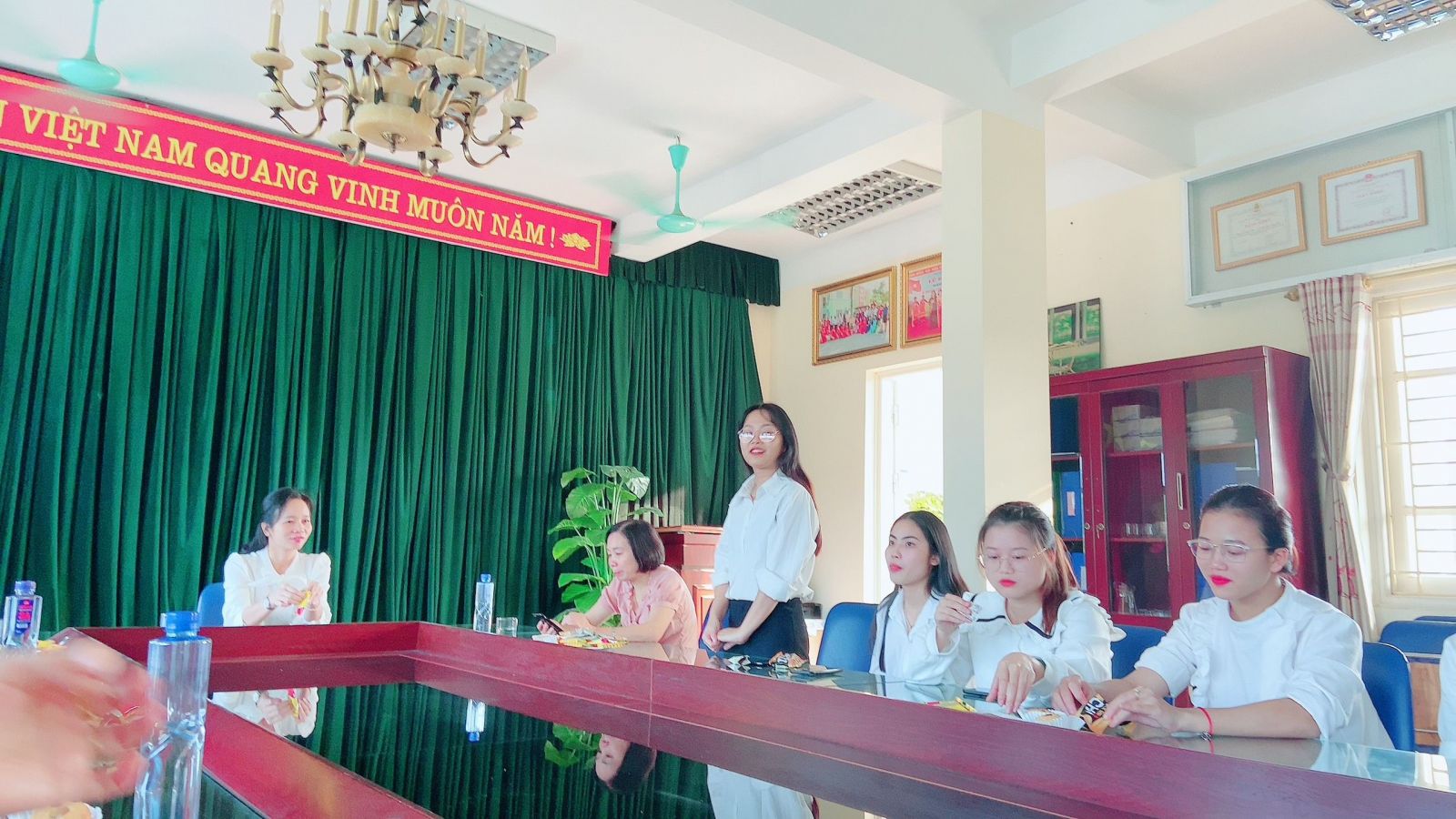 CHIA TAY CÁC EM SINH VIÊN KHÓA 44 KHOA GDMN - TRƯỜNG ĐHSPHN II
