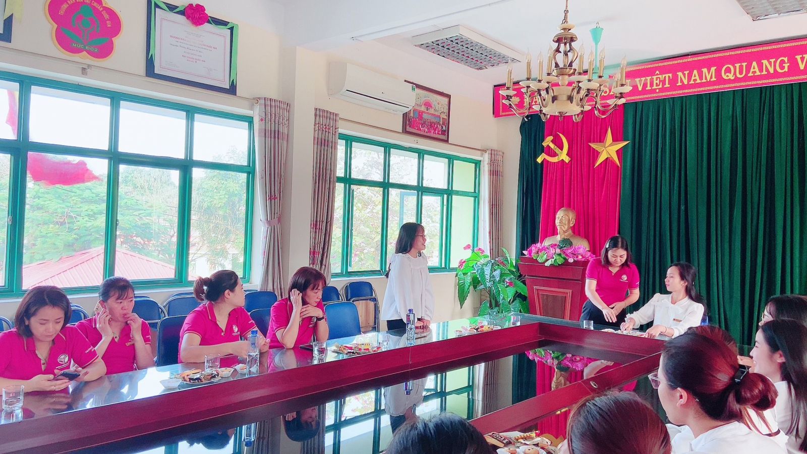 CHIA TAY CÁC EM SINH VIÊN KHÓA 44 KHOA GDMN - TRƯỜNG ĐHSPHN II