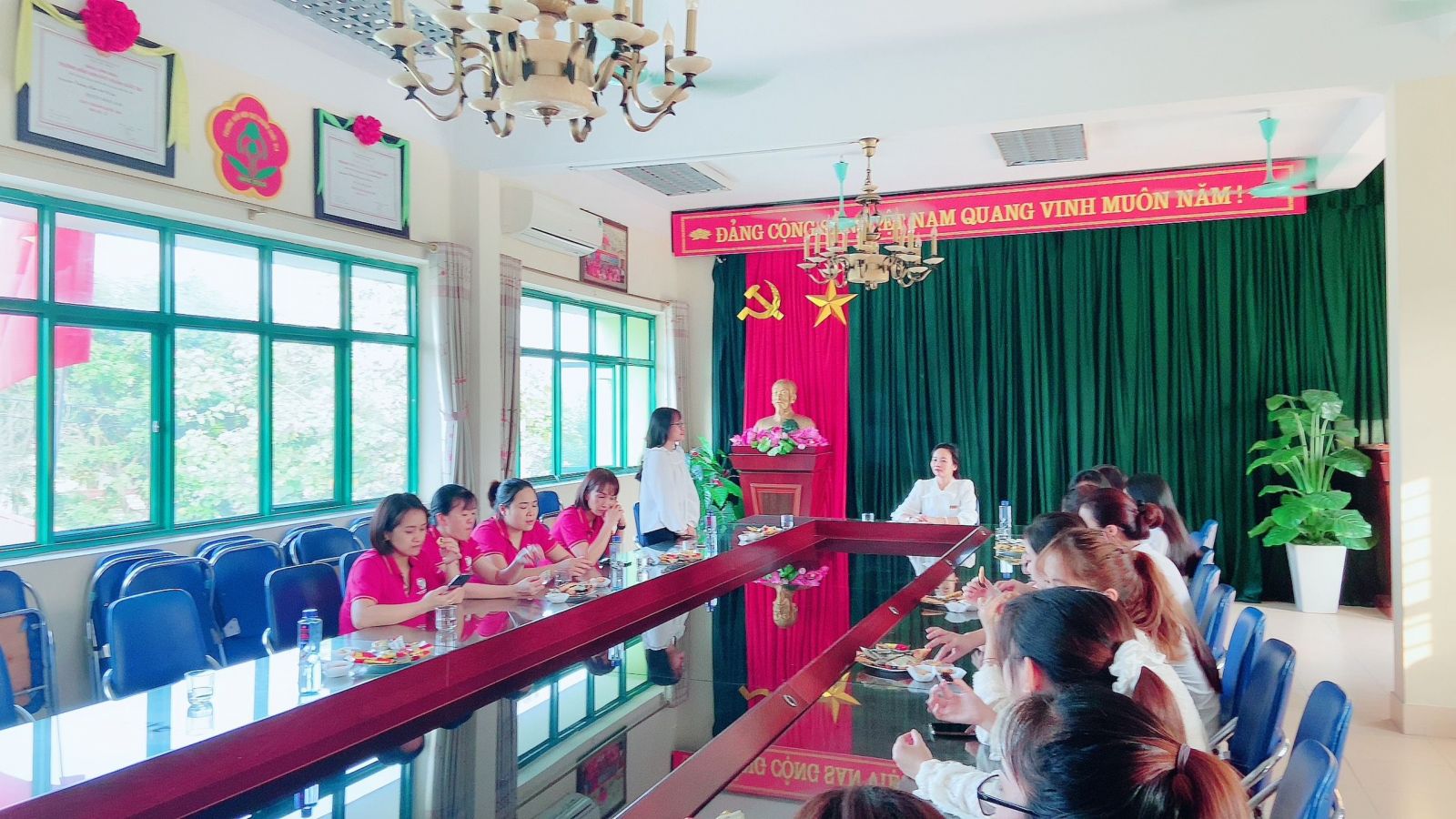 CHIA TAY CÁC EM SINH VIÊN KHÓA 44 KHOA GDMN - TRƯỜNG ĐHSPHN II