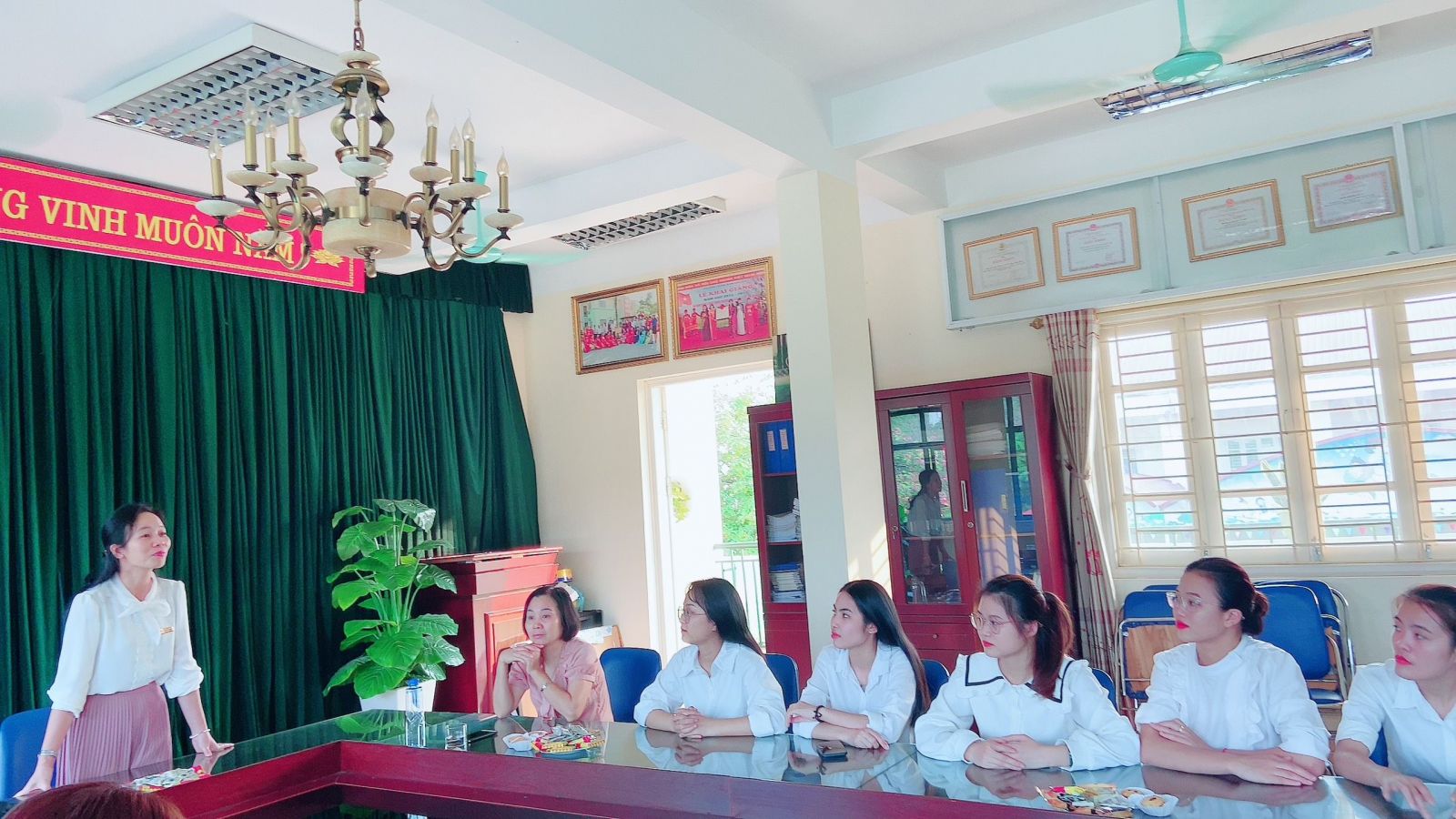 CHIA TAY CÁC EM SINH VIÊN KHÓA 44 KHOA GDMN - TRƯỜNG ĐHSPHN II