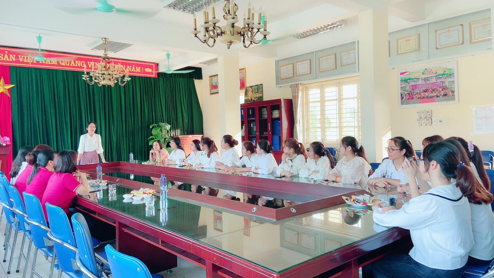 CHIA TAY CÁC EM SINH VIÊN KHÓA 44 KHOA GDMN - TRƯỜNG ĐHSPHN II