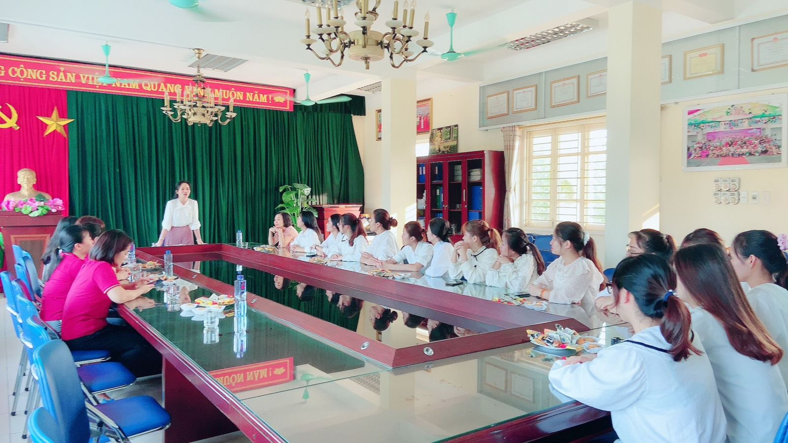 CHIA TAY CÁC EM SINH VIÊN KHÓA 44 KHOA GDMN - TRƯỜNG ĐHSPHN II