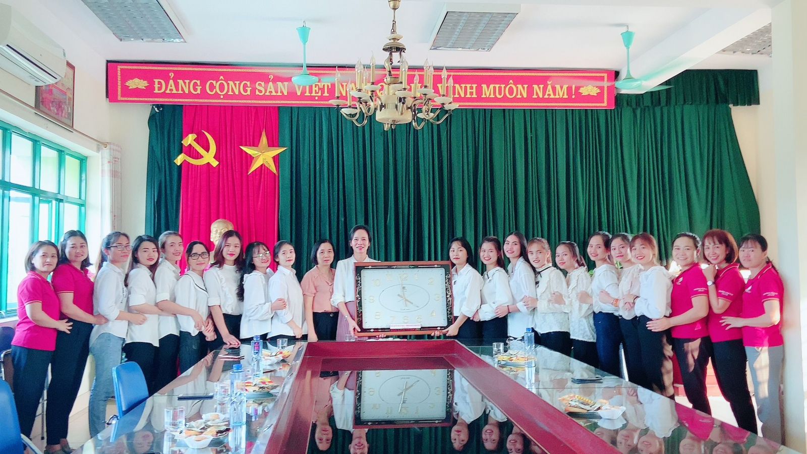 CHIA TAY CÁC EM SINH VIÊN KHÓA 44 KHOA GDMN - TRƯỜNG ĐHSPHN II