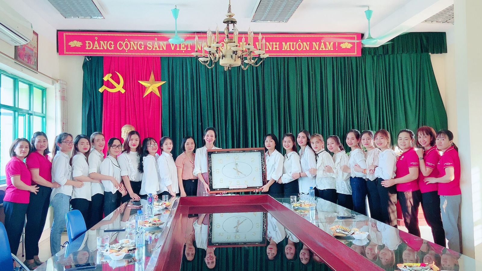 CHIA TAY CÁC EM SINH VIÊN KHÓA 44 KHOA GDMN - TRƯỜNG ĐHSPHN II