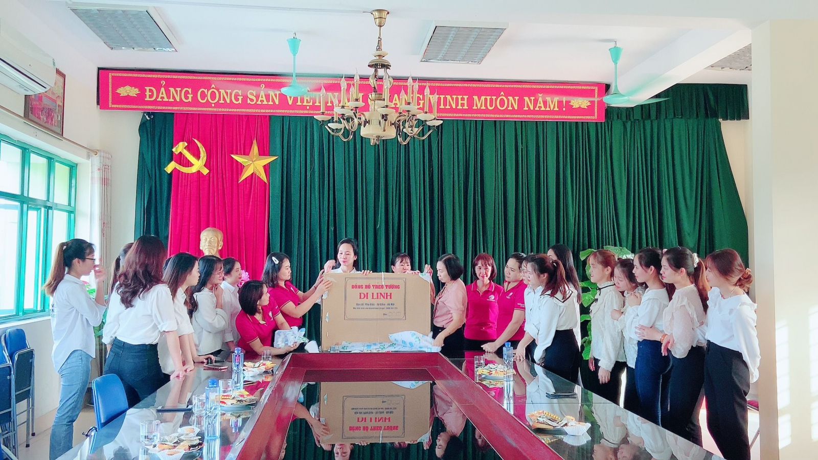 CHIA TAY CÁC EM SINH VIÊN KHÓA 44 KHOA GDMN - TRƯỜNG ĐHSPHN II