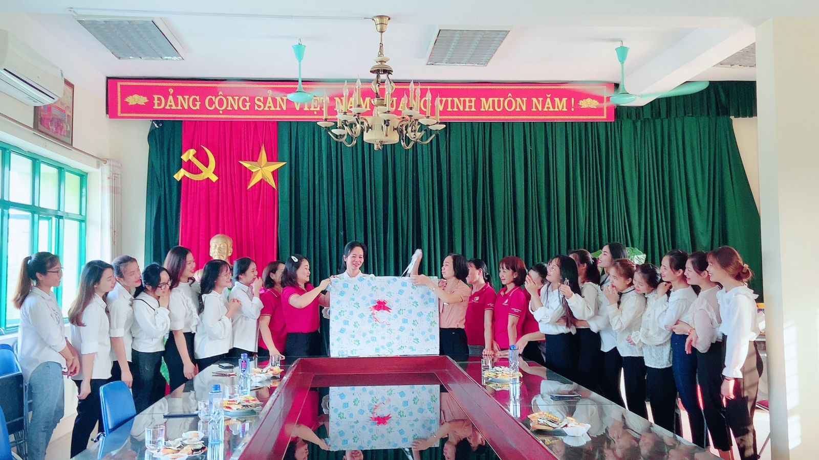 CHIA TAY CÁC EM SINH VIÊN KHÓA 44 KHOA GDMN - TRƯỜNG ĐHSPHN II