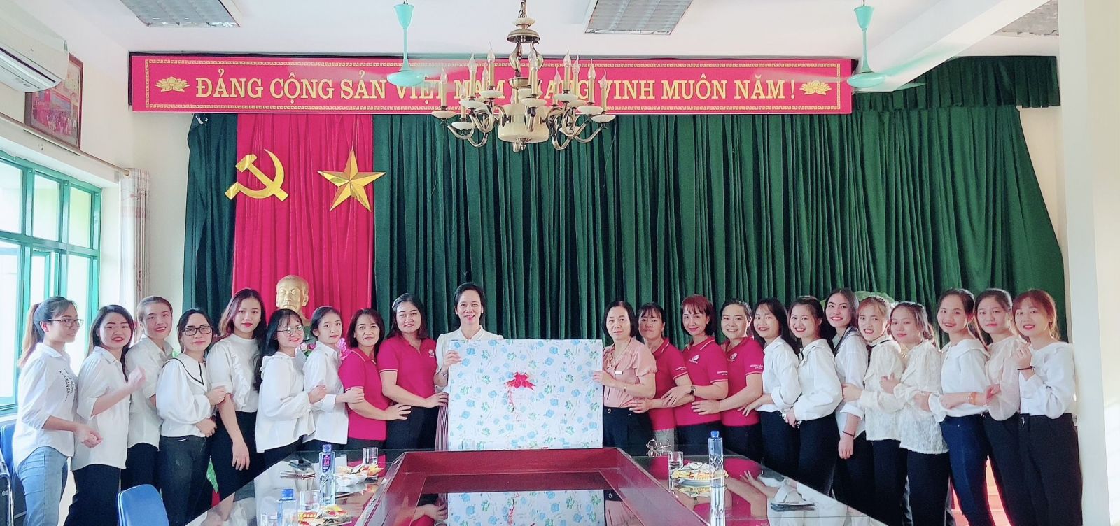 CHIA TAY CÁC EM SINH VIÊN KHÓA 44 KHOA GDMN - TRƯỜNG ĐHSPHN II