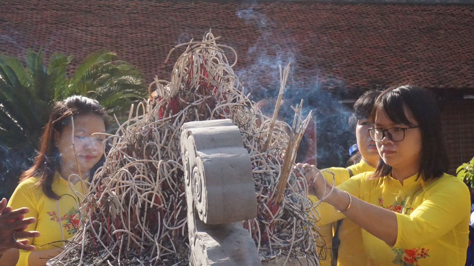 LẾ DÂNG HƯƠNG CỦA KHỐI MẪU GIÁO LỚN ( 5-6 TUỔI) - TRƯỜNG MẦM NON CỔ LOA - TẠI ĐỀN CỔ LOA
