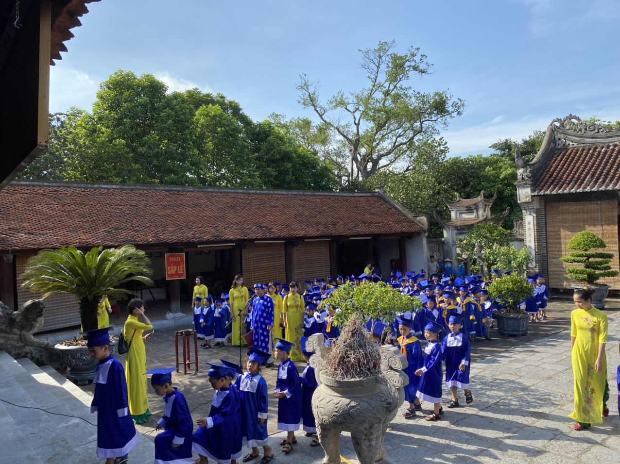 LẾ DÂNG HƯƠNG CỦA KHỐI MẪU GIÁO LỚN ( 5-6 TUỔI) - TRƯỜNG MẦM NON CỔ LOA - TẠI ĐỀN CỔ LOA