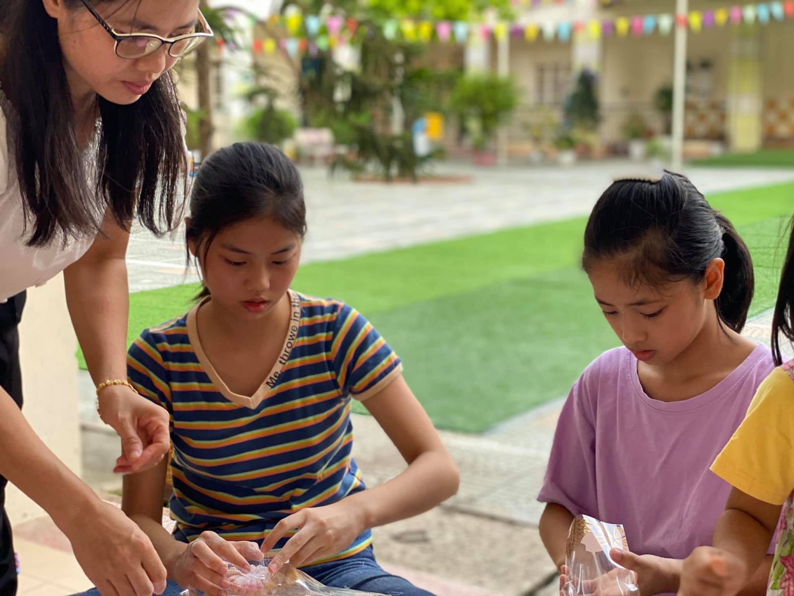 MÙA TRĂNG KỈ NIỆM ( LỄ TRAO QUÀ KHUYẾN HỌC VÀ VUI TRUNG THU CỦA CON CB-GV-NV TRƯỜNG MN CỔ LOA)