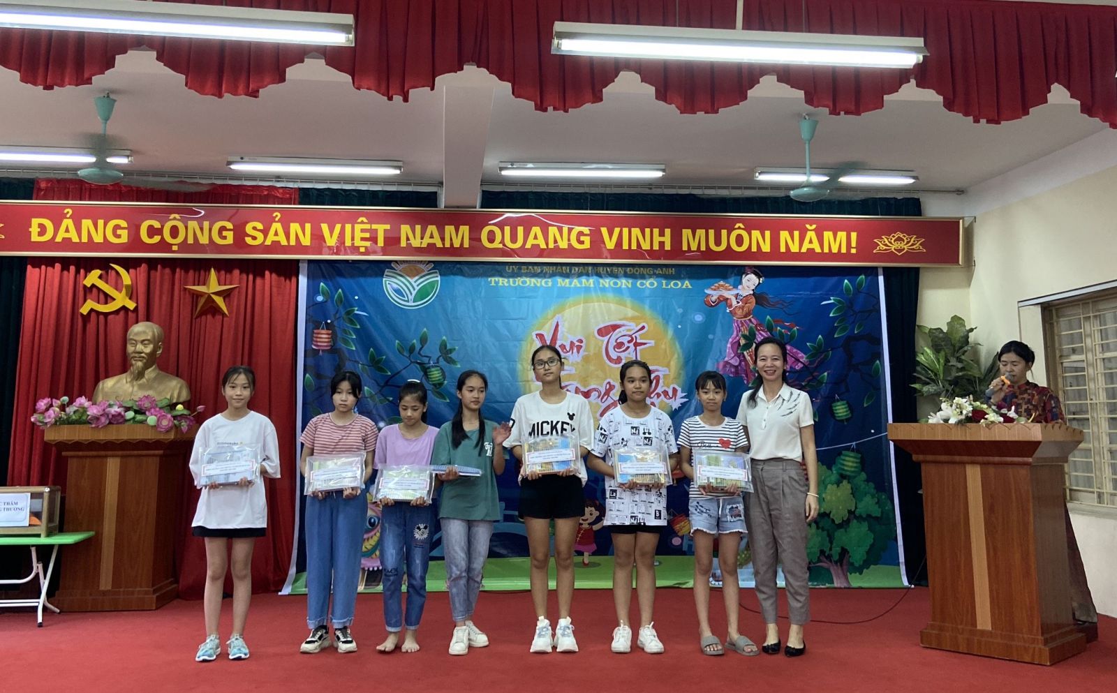 MÙA TRĂNG KỈ NIỆM ( LỄ TRAO QUÀ KHUYẾN HỌC VÀ VUI TRUNG THU CỦA CON CB-GV-NV TRƯỜNG MN CỔ LOA)