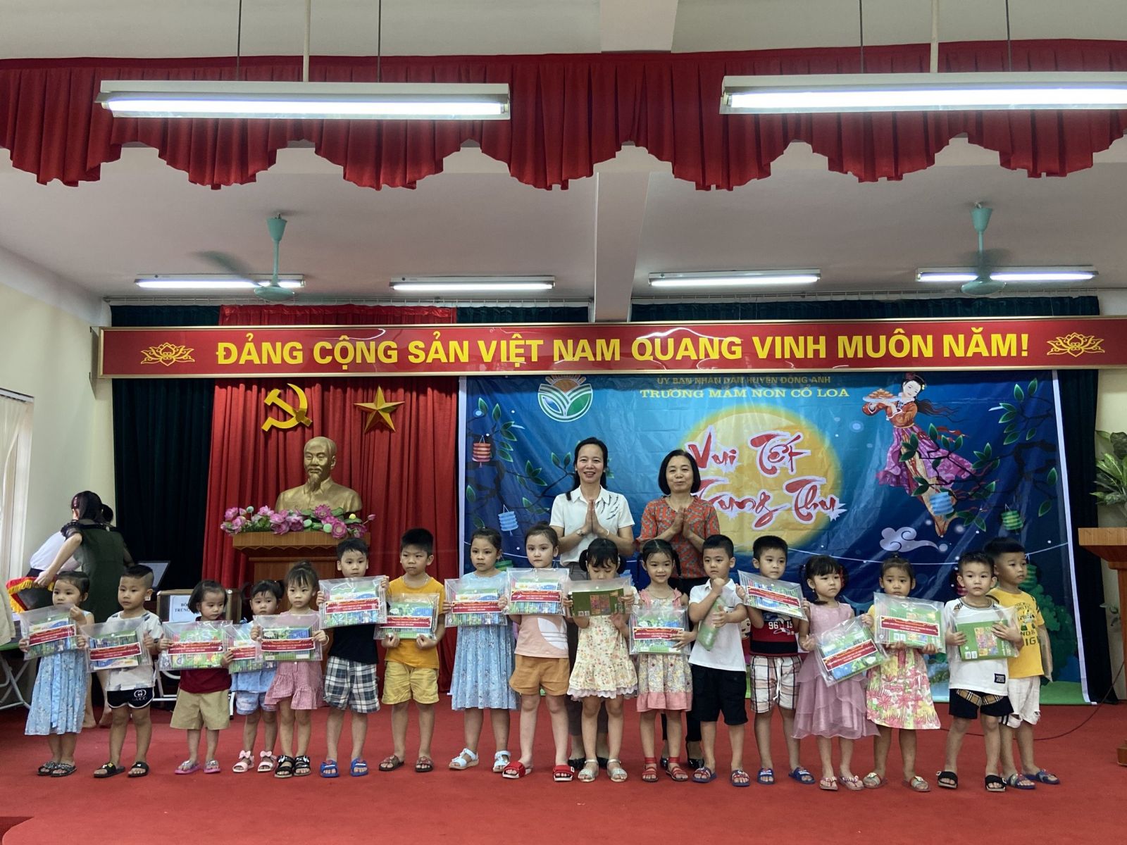 MÙA TRĂNG KỈ NIỆM ( LỄ TRAO QUÀ KHUYẾN HỌC VÀ VUI TRUNG THU CỦA CON CB-GV-NV TRƯỜNG MN CỔ LOA)