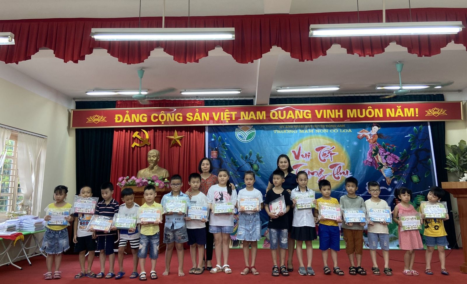 MÙA TRĂNG KỈ NIỆM ( LỄ TRAO QUÀ KHUYẾN HỌC VÀ VUI TRUNG THU CỦA CON CB-GV-NV TRƯỜNG MN CỔ LOA)