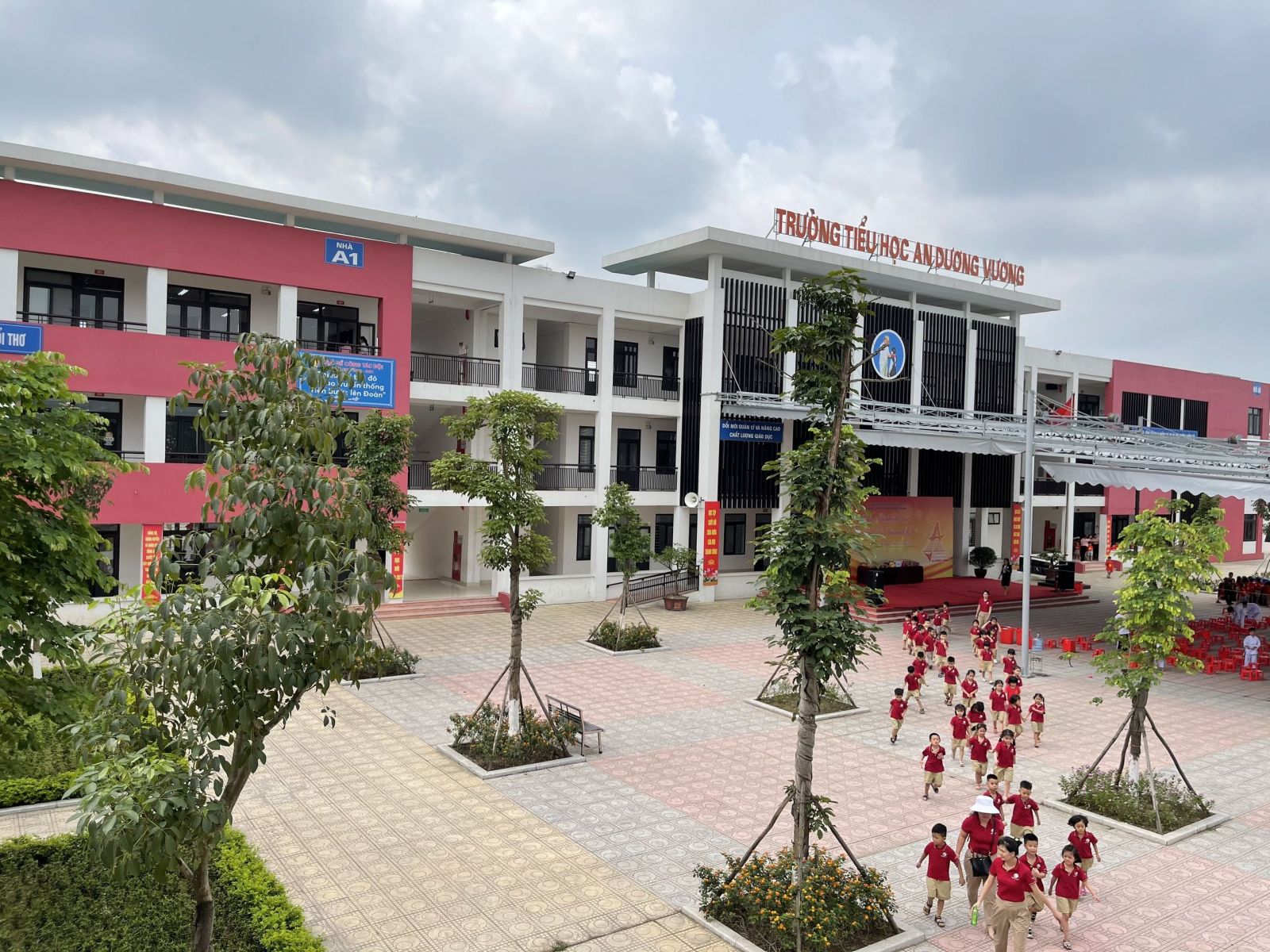 HOẠT ĐỘNG TRẢI NGHIỆM “ HÀNH TRANG CHO BÉ VÀO LỚP 1”