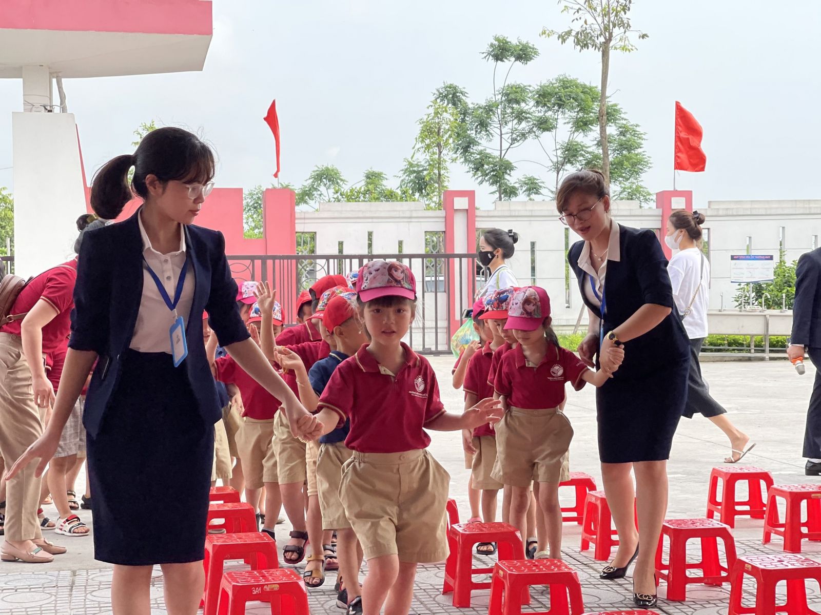 HOẠT ĐỘNG TRẢI NGHIỆM “ HÀNH TRANG CHO BÉ VÀO LỚP 1”