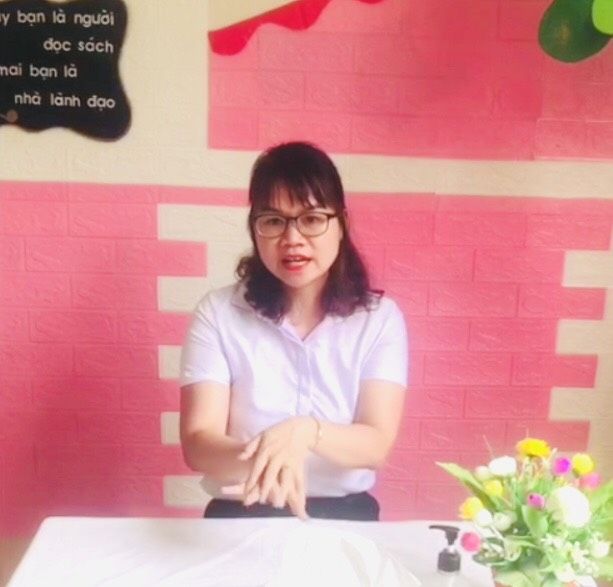 CÔ GIÁO MÙA DỊCH