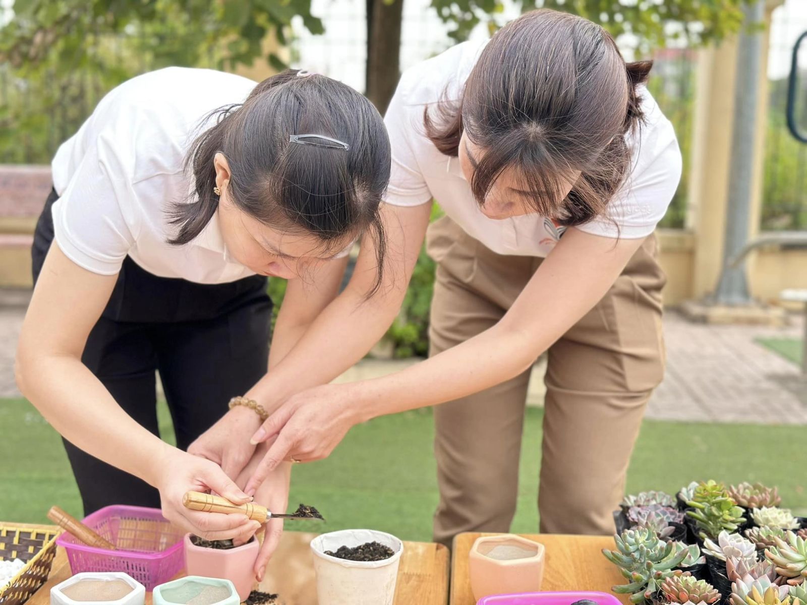 CHÀO MỪNG NGÀY PHỤ NỮ VIỆT NAM 20/10 VỚI HOẠT ĐỘNG TRẢI NGHIỆM: “MẦM CÂY YÊU THƯƠNG” TẠI TRƯỜNG MẦM NON CỔ LOA