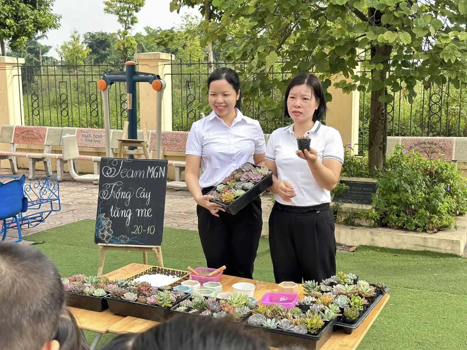 CHÀO MỪNG NGÀY PHỤ NỮ VIỆT NAM 20/10 VỚI HOẠT ĐỘNG TRẢI NGHIỆM: “MẦM CÂY YÊU THƯƠNG” TẠI TRƯỜNG MẦM NON CỔ LOA
