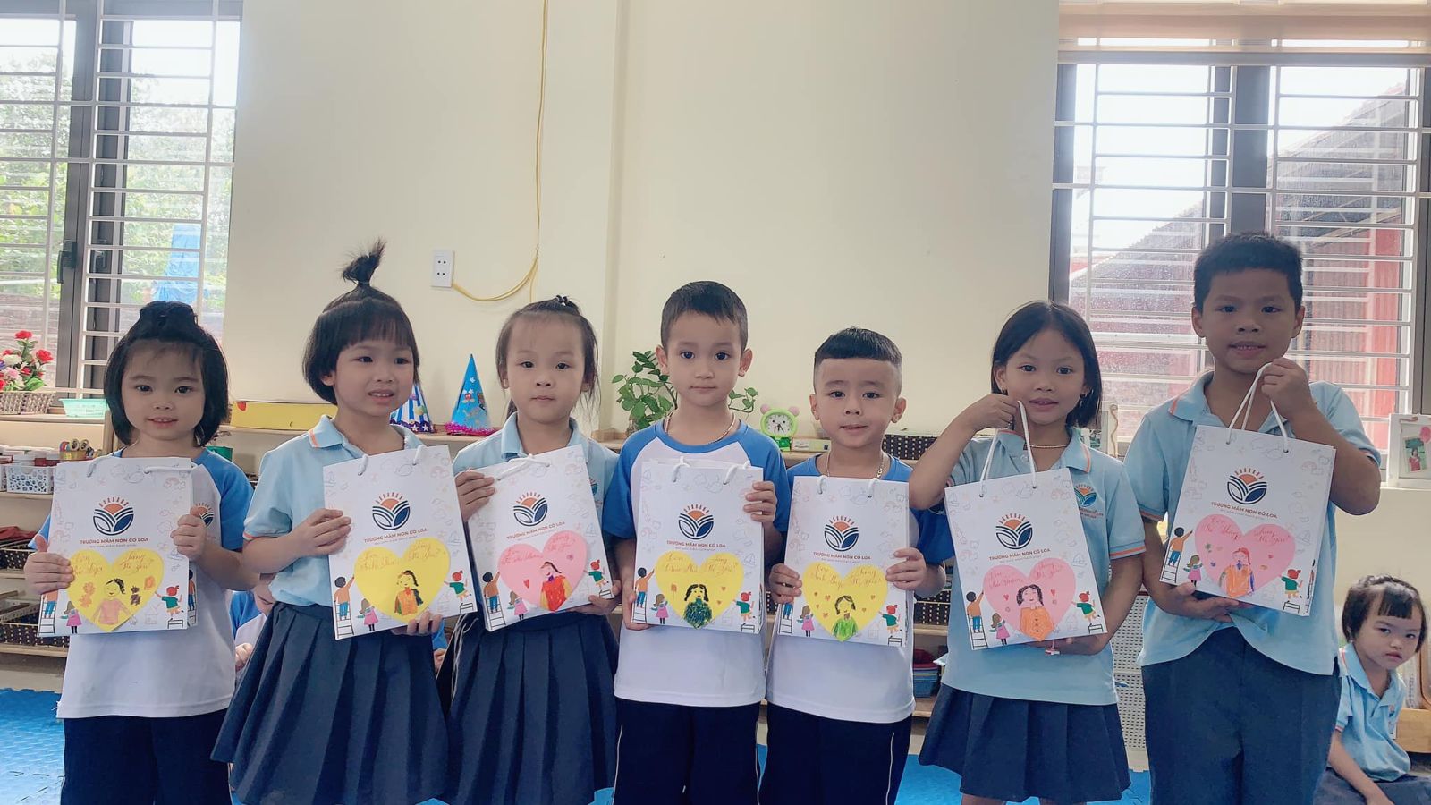 CHÀO MỪNG NGÀY PHỤ NỮ VIỆT NAM 20/10 VỚI HOẠT ĐỘNG TRẢI NGHIỆM: “MẦM CÂY YÊU THƯƠNG” TẠI TRƯỜNG MẦM NON CỔ LOA