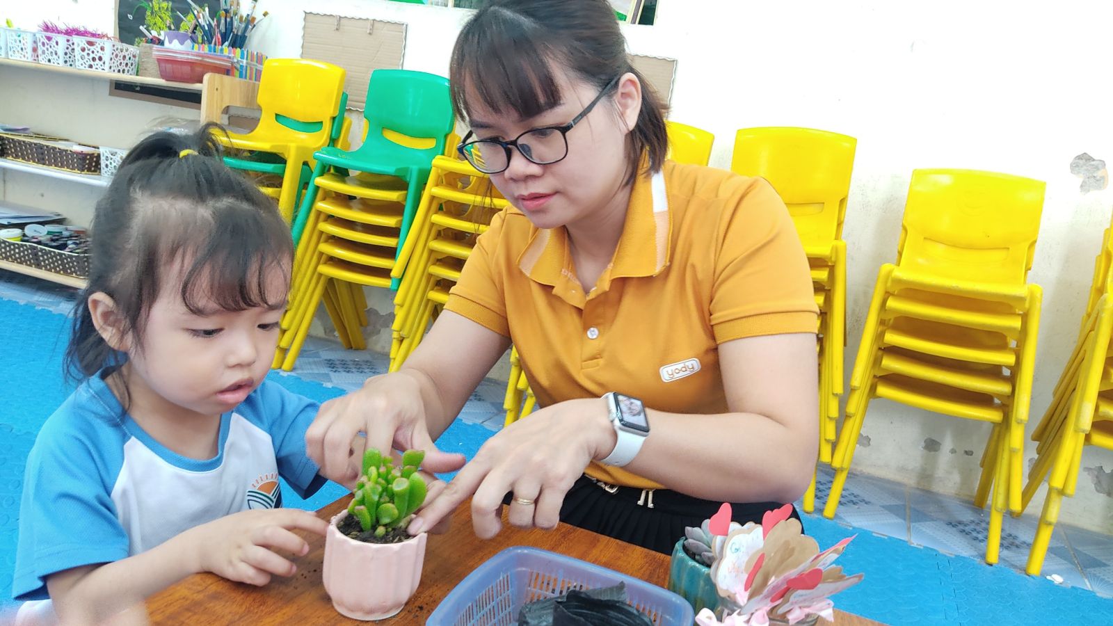 CHÀO MỪNG NGÀY PHỤ NỮ VIỆT NAM 20/10 VỚI HOẠT ĐỘNG TRẢI NGHIỆM: “MẦM CÂY YÊU THƯƠNG” TẠI TRƯỜNG MẦM NON CỔ LOA