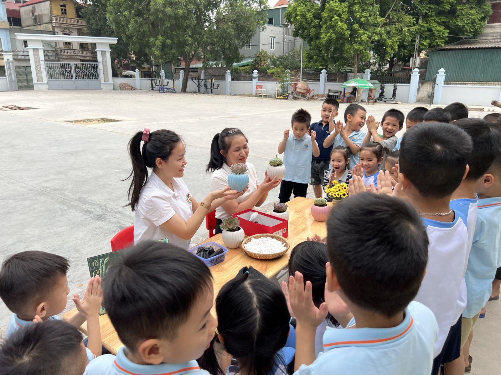 CHÀO MỪNG NGÀY PHỤ NỮ VIỆT NAM 20/10 VỚI HOẠT ĐỘNG TRẢI NGHIỆM: “MẦM CÂY YÊU THƯƠNG” TẠI TRƯỜNG MẦM NON CỔ LOA
