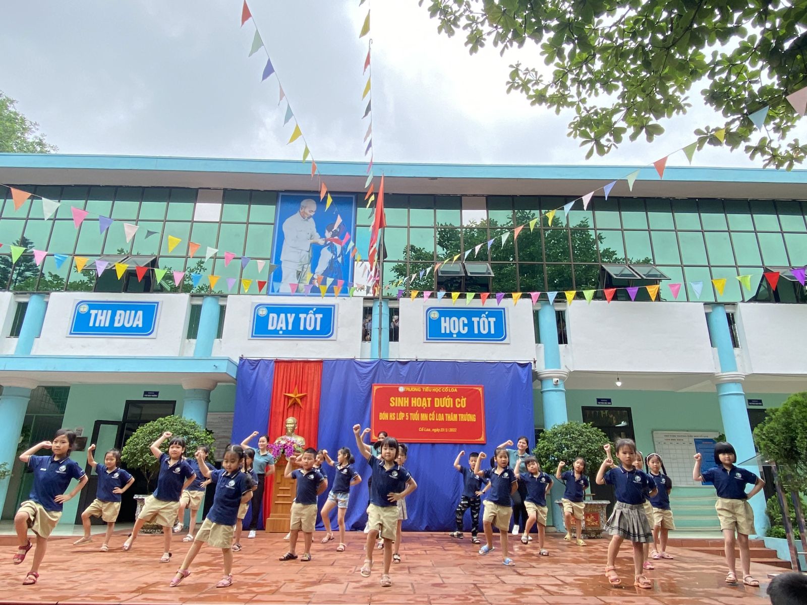 HOẠT ĐỘNG TRẢI NGHIỆM “ SINH HOẠT DƯỚI CỜ” CÙNG CÁC ANH, CHỊ TRƯỜNG TIỂU HỌC CỔ LOA CỦA CÁC BÉ KHỐI MGL (5-6) TRƯỜNG MẦM NON CỔ LOA