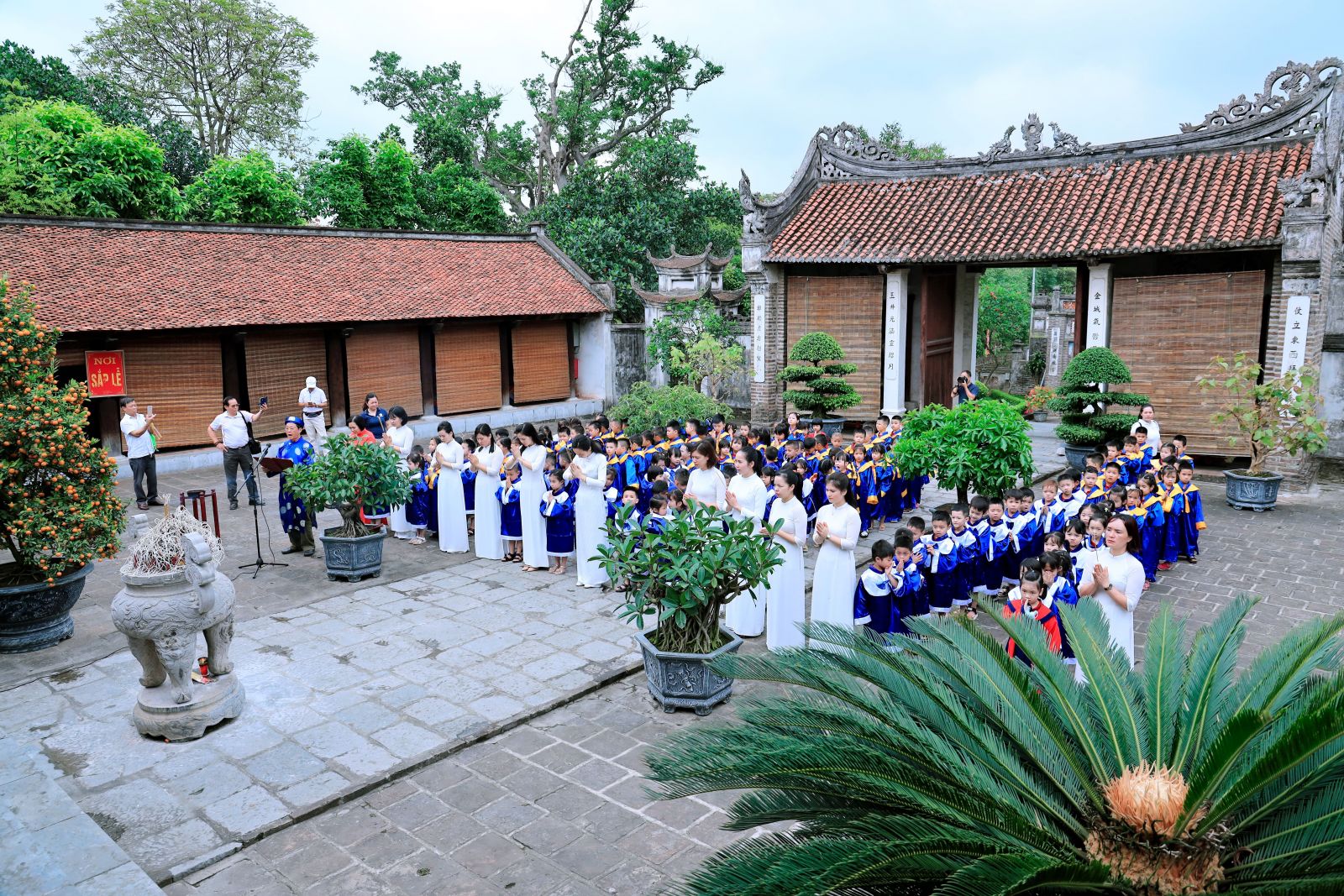 LẾ DÂNG HƯƠNG CỦA CÁC CON HỌC SINH KHỐI MẪU GIÁO LỚN (5-6 TUỔI) - TRƯỜNG MẦM NON CỔ LOA - TẠI KHU DI TÍCH LỊCH SỬ ĐỀN CỔ LOA