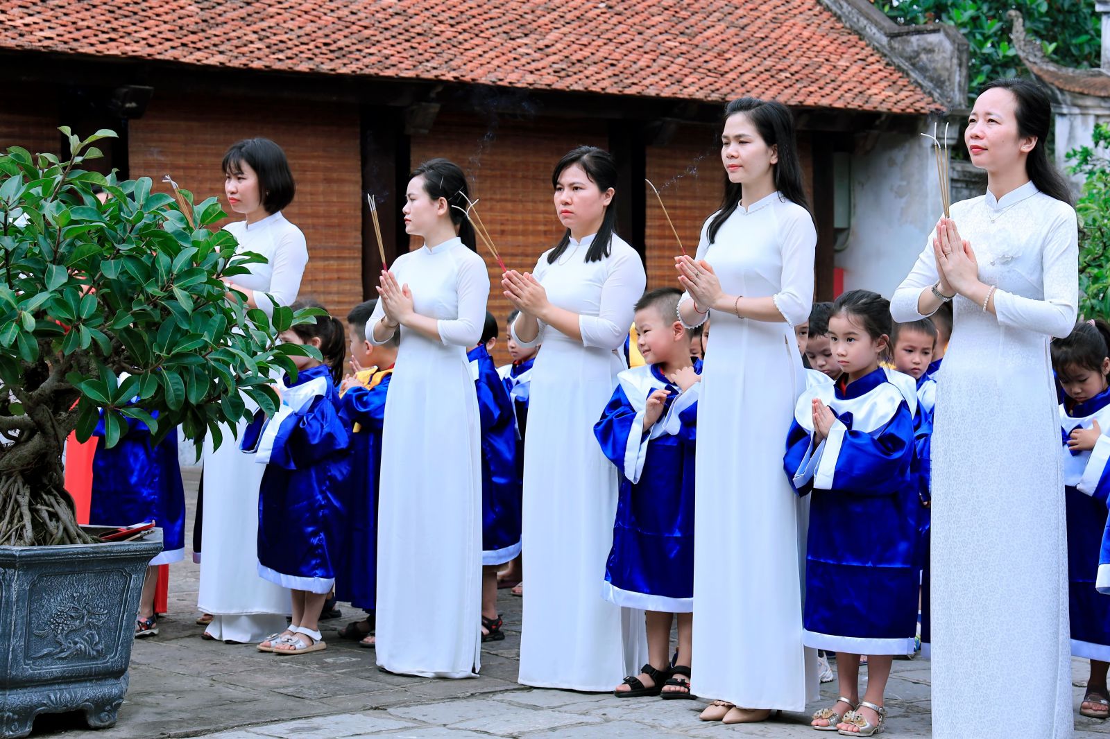 LẾ DÂNG HƯƠNG CỦA CÁC CON HỌC SINH KHỐI MẪU GIÁO LỚN (5-6 TUỔI) - TRƯỜNG MẦM NON CỔ LOA - TẠI KHU DI TÍCH LỊCH SỬ ĐỀN CỔ LOA