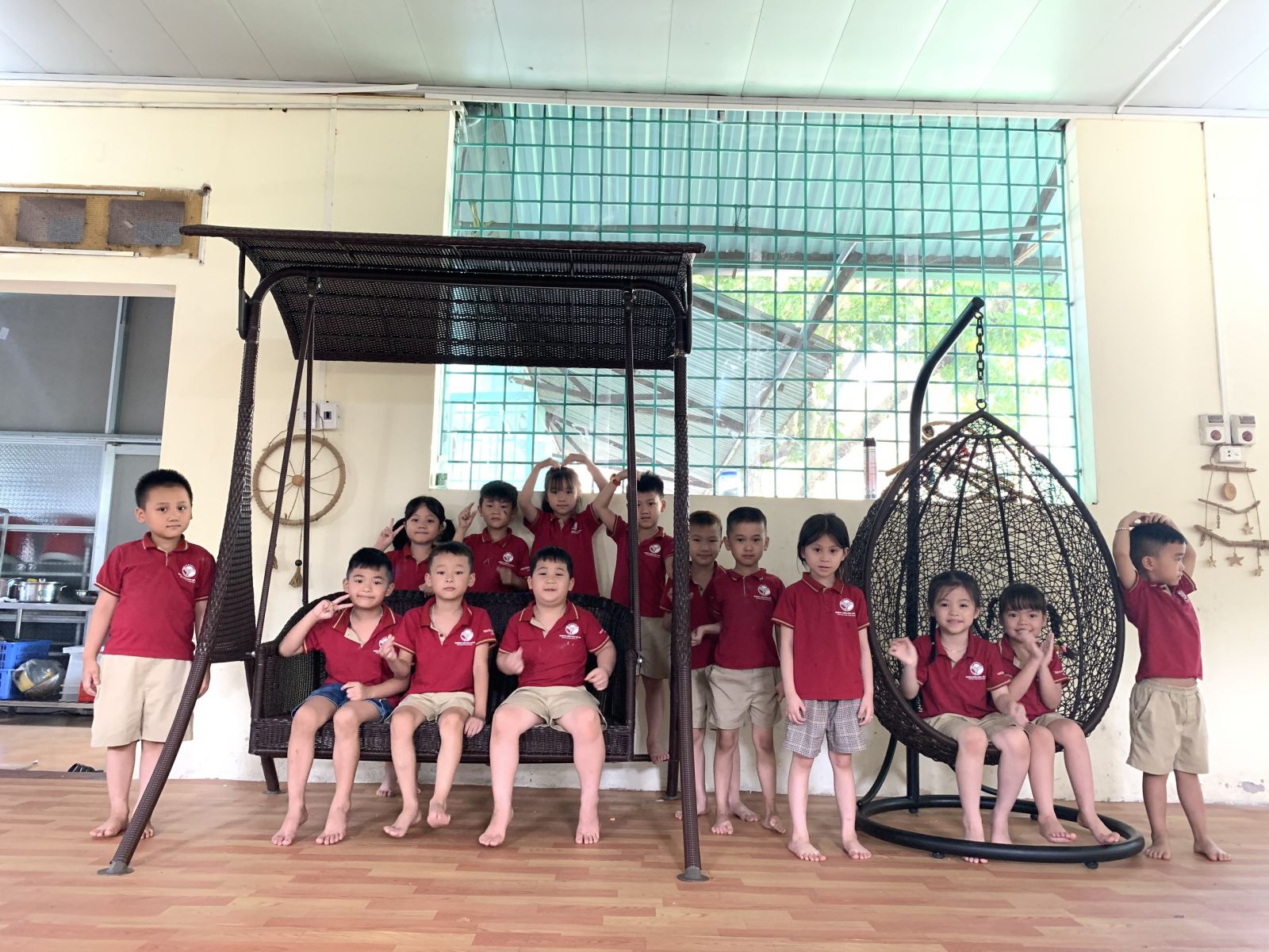 TẬP THỂ KHỐI MẪU GIÁO LỚN (NIÊN KHOÁ 2018 – 2022) TẶNG QUÀ KỶ NIỆM, TRI ÂN NHÀ TRƯỜNG