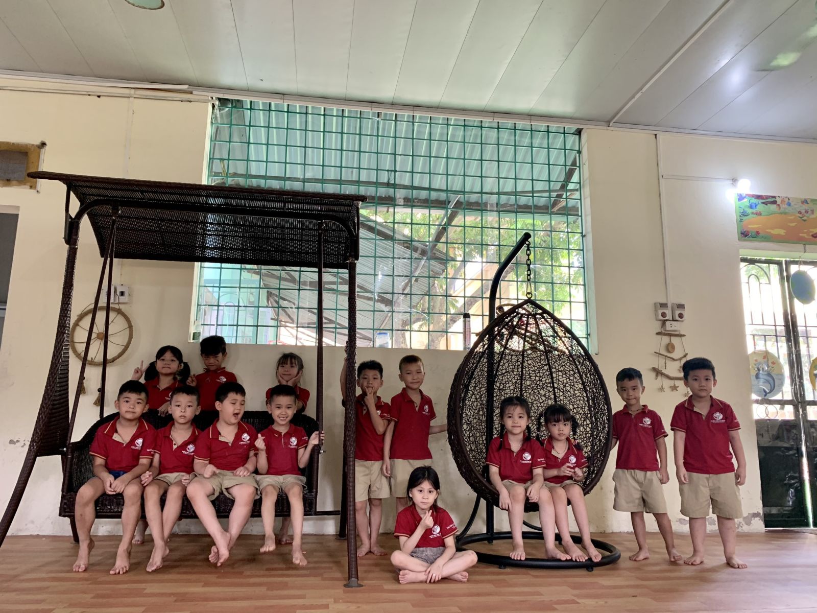 TẬP THỂ KHỐI MẪU GIÁO LỚN (NIÊN KHOÁ 2018 – 2022) TẶNG QUÀ KỶ NIỆM, TRI ÂN NHÀ TRƯỜNG