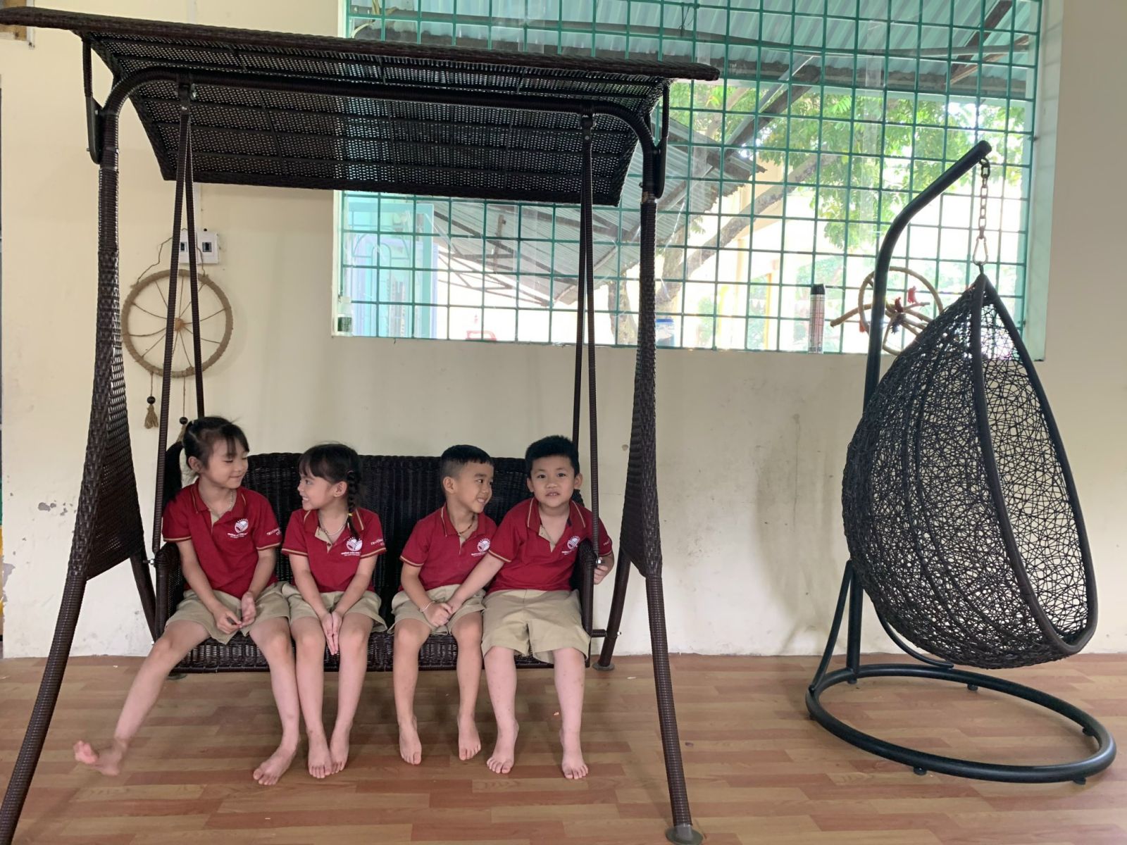 TẬP THỂ KHỐI MẪU GIÁO LỚN (NIÊN KHOÁ 2018 – 2022) TẶNG QUÀ KỶ NIỆM, TRI ÂN NHÀ TRƯỜNG