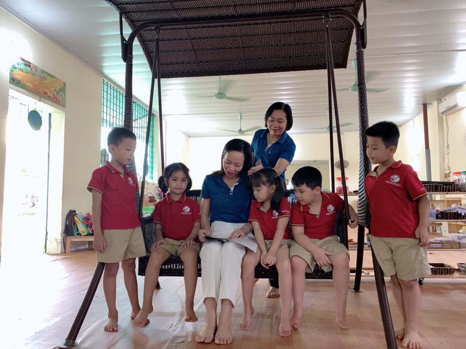 TẬP THỂ KHỐI MẪU GIÁO LỚN (NIÊN KHOÁ 2018 – 2022) TẶNG QUÀ KỶ NIỆM, TRI ÂN NHÀ TRƯỜNG