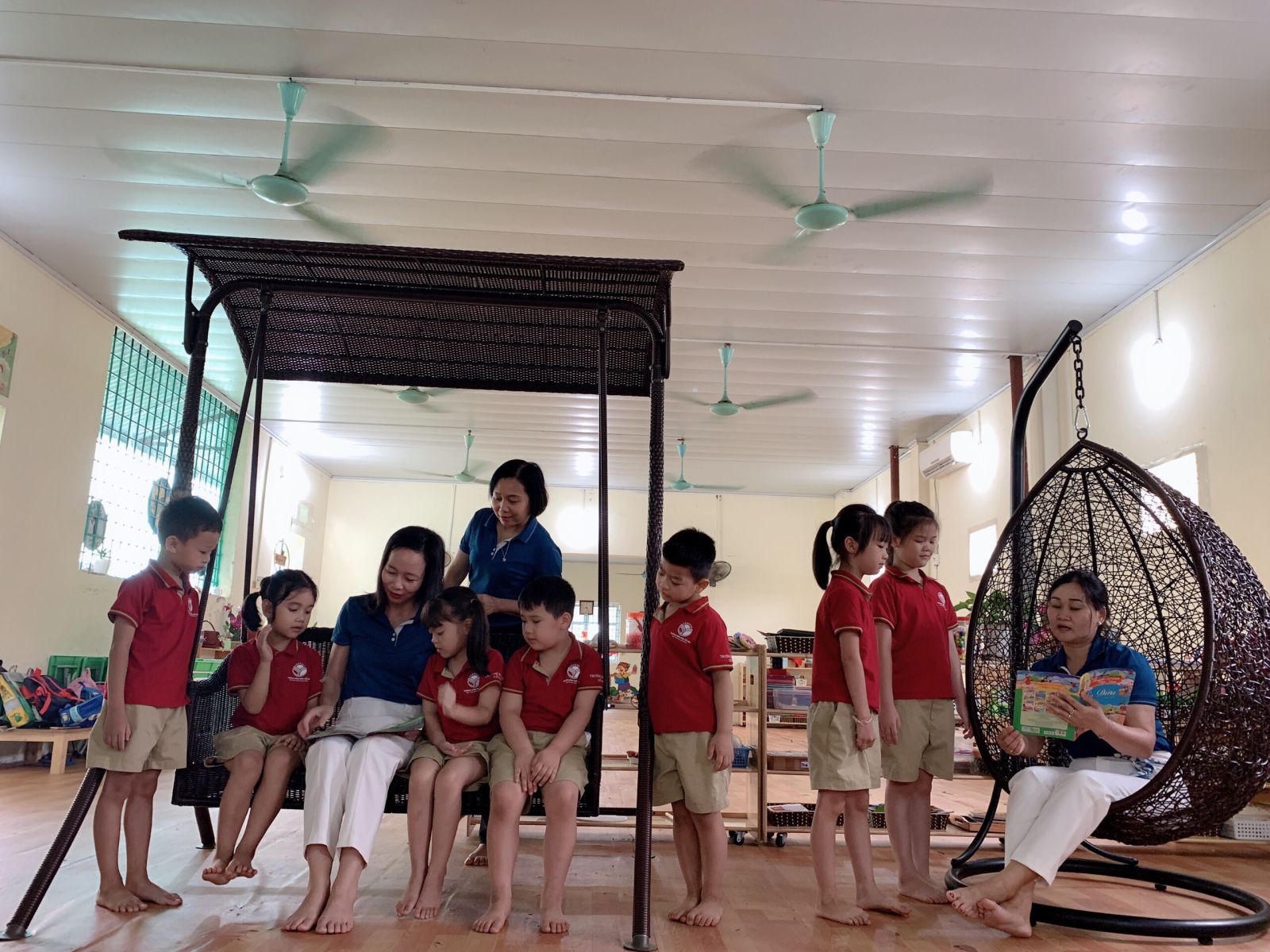 TẬP THỂ KHỐI MẪU GIÁO LỚN (NIÊN KHOÁ 2018 – 2022) TẶNG QUÀ KỶ NIỆM, TRI ÂN NHÀ TRƯỜNG