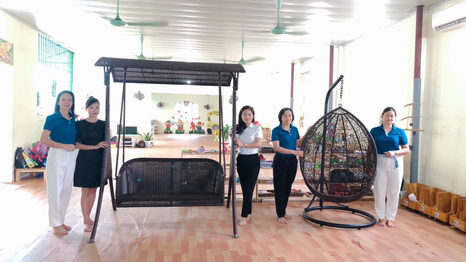 TẬP THỂ KHỐI MẪU GIÁO LỚN (NIÊN KHOÁ 2018 – 2022) TẶNG QUÀ KỶ NIỆM, TRI ÂN NHÀ TRƯỜNG