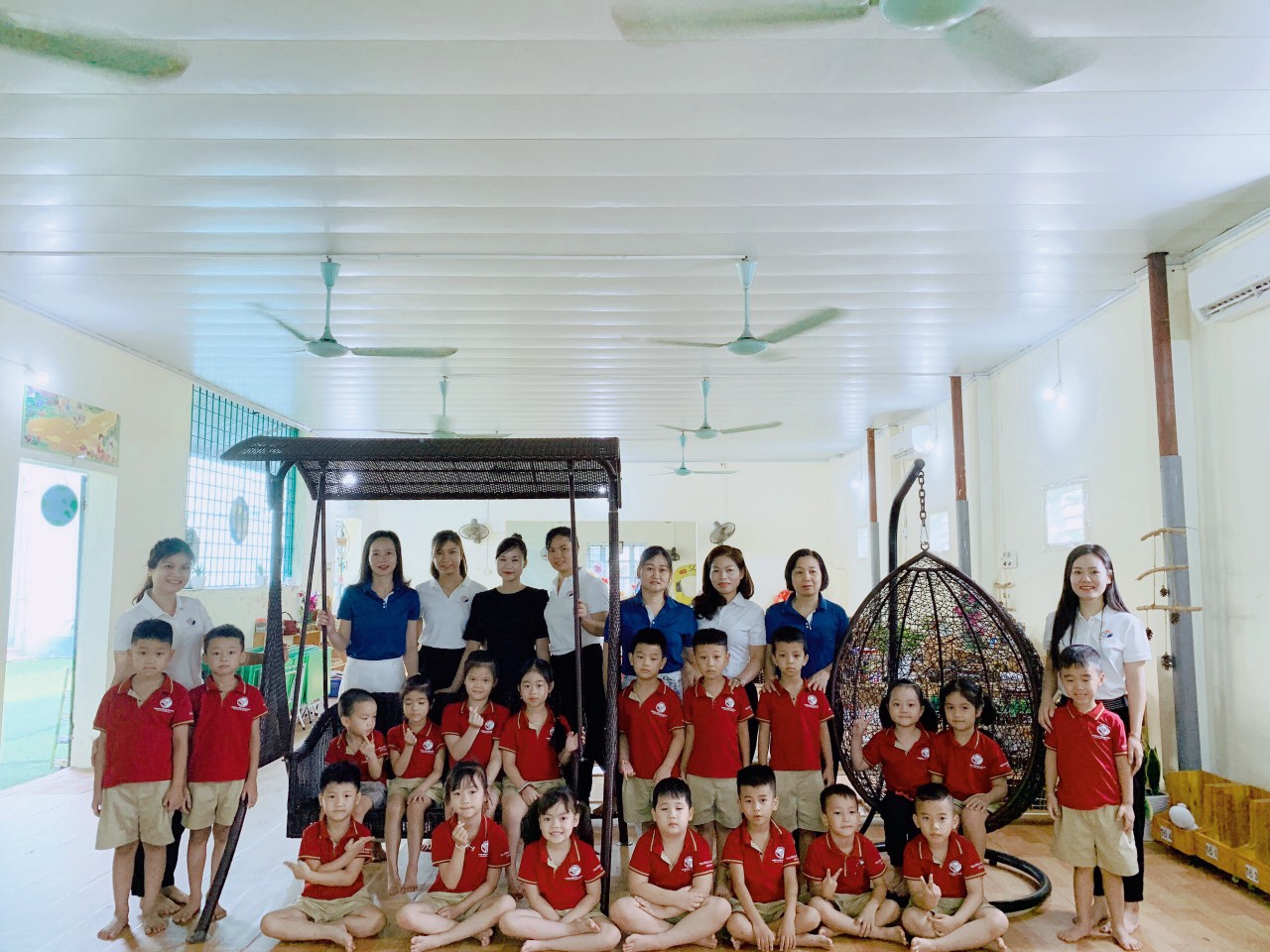 TẬP THỂ KHỐI MẪU GIÁO LỚN (NIÊN KHOÁ 2018 – 2022) TẶNG QUÀ KỶ NIỆM, TRI ÂN NHÀ TRƯỜNG
