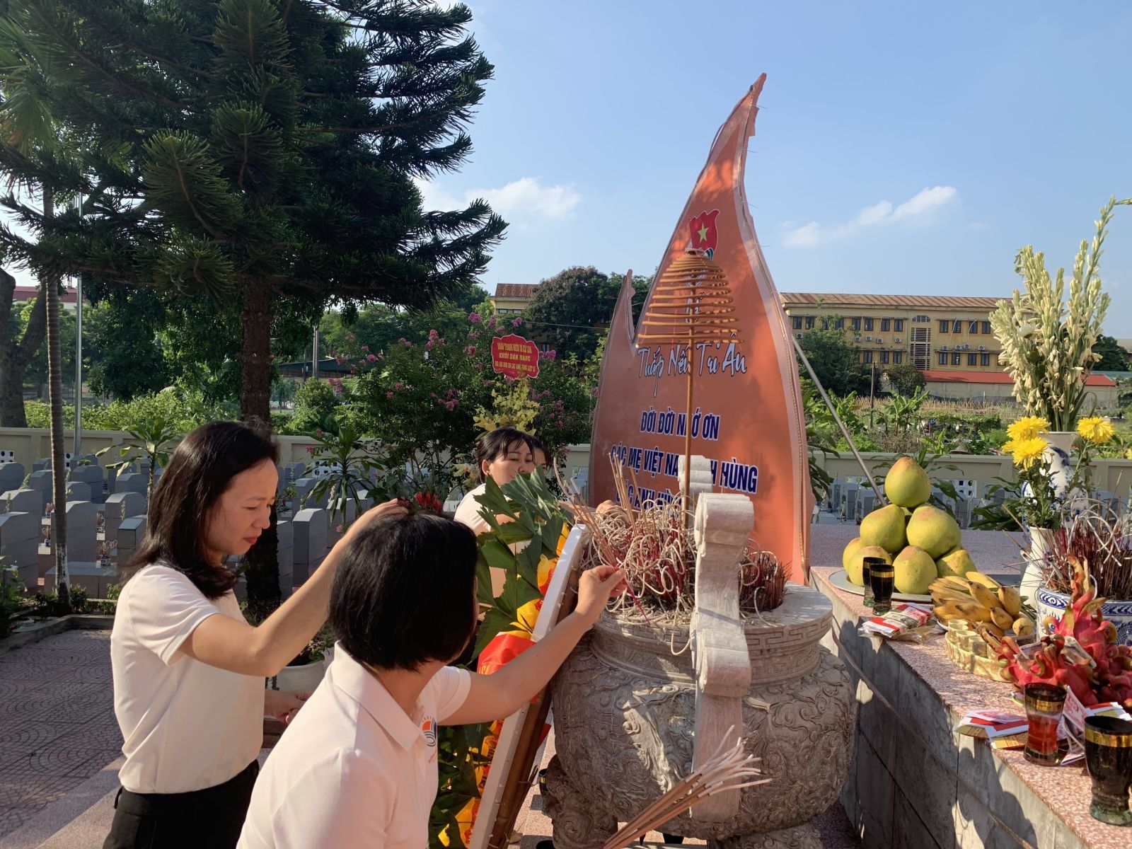UỐNG NƯỚC NHỚ NGUỒN - KỶ NIỆM 75 NĂM NGÀY THƯƠNG BINH LIỆT SĨ