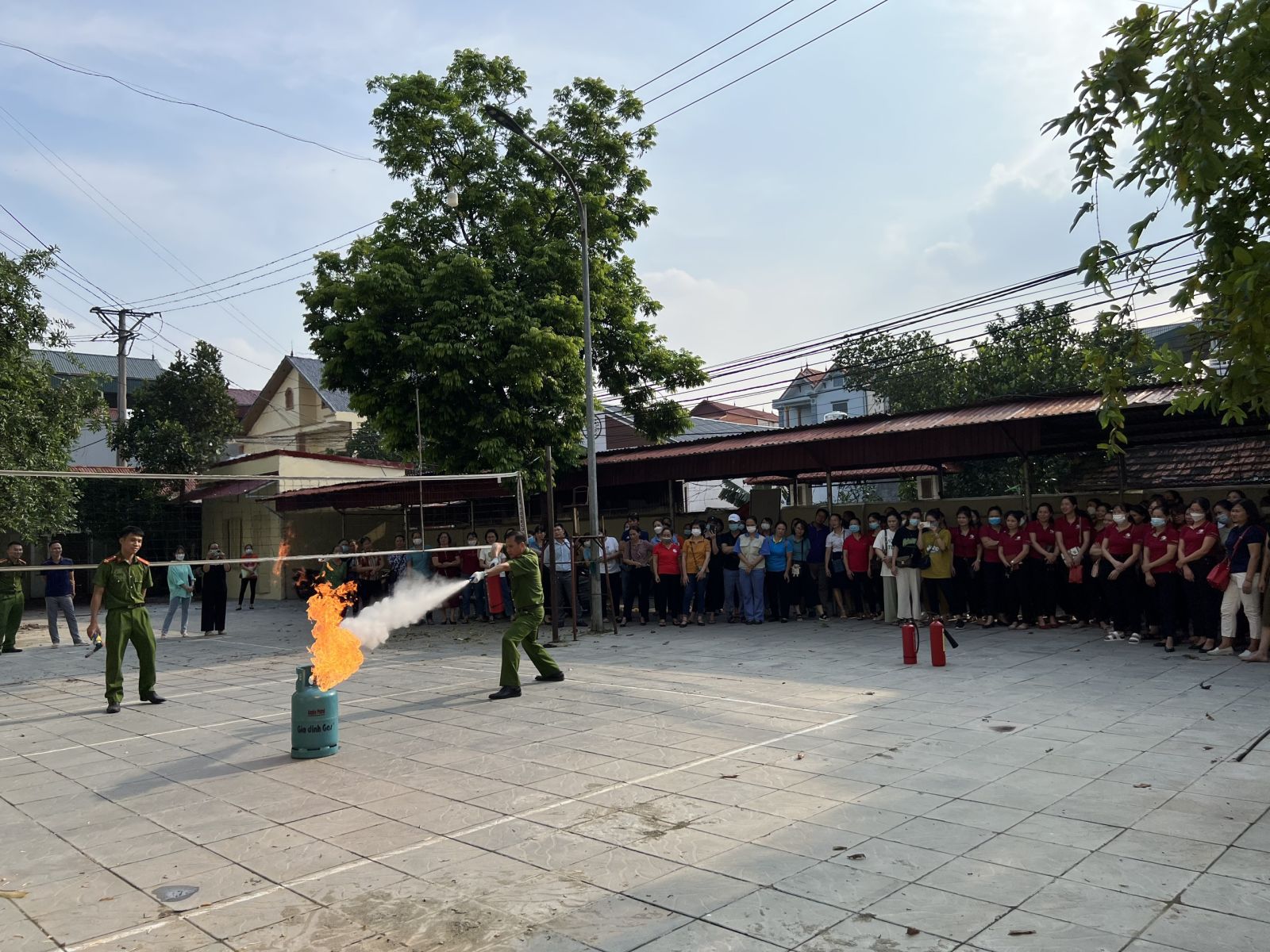 TRƯỜNG MẦM NON CỔ LOA THAM GIA HUẤN LUYỆN, BỒI DƯỠNG KIẾN THỨC VỀ  PHÒNG CHÁY CHỮA CHÁY, CỨU NẠN CỨU HỘ CÙNG KHỐI GIÁO DỤC XÃ CỔ LOA .