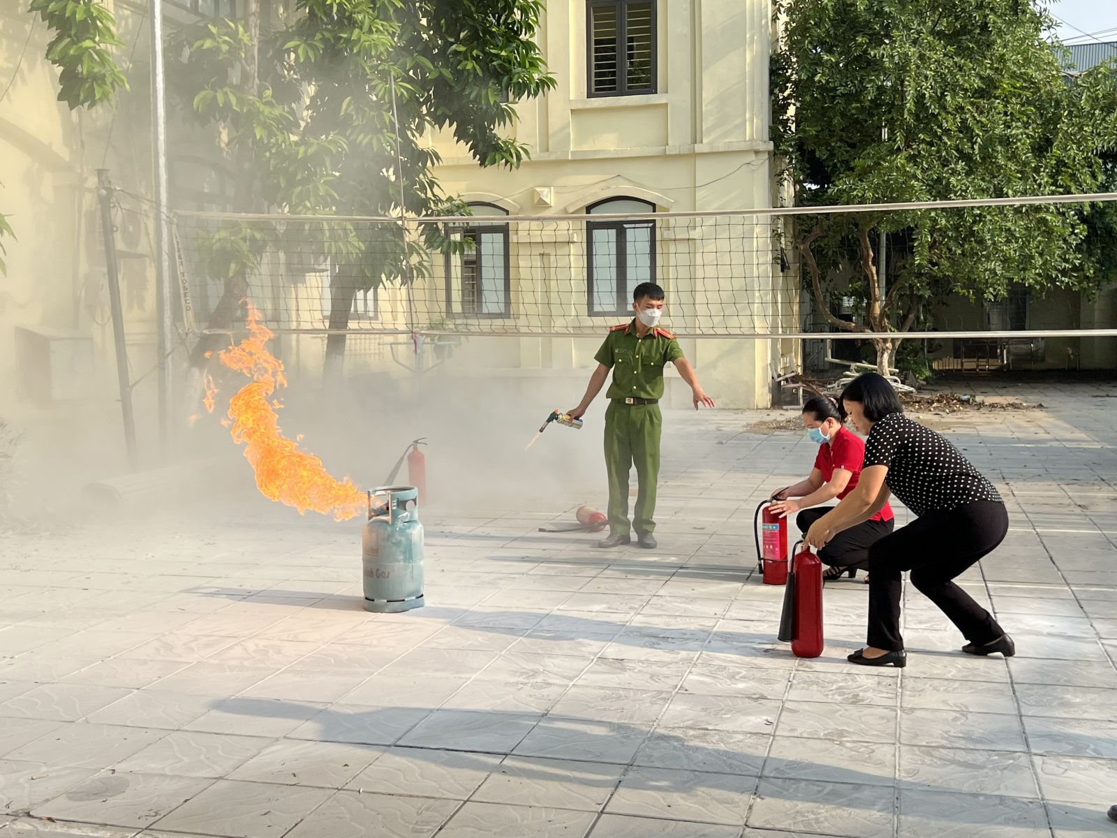 TRƯỜNG MẦM NON CỔ LOA THAM GIA HUẤN LUYỆN, BỒI DƯỠNG KIẾN THỨC VỀ  PHÒNG CHÁY CHỮA CHÁY, CỨU NẠN CỨU HỘ CÙNG KHỐI GIÁO DỤC XÃ CỔ LOA .