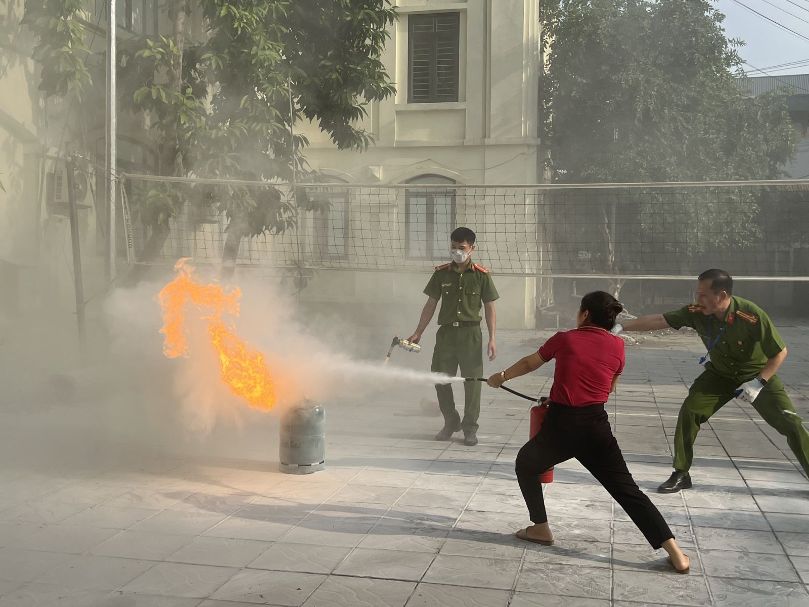 TRƯỜNG MẦM NON CỔ LOA THAM GIA HUẤN LUYỆN, BỒI DƯỠNG KIẾN THỨC VỀ  PHÒNG CHÁY CHỮA CHÁY, CỨU NẠN CỨU HỘ CÙNG KHỐI GIÁO DỤC XÃ CỔ LOA .