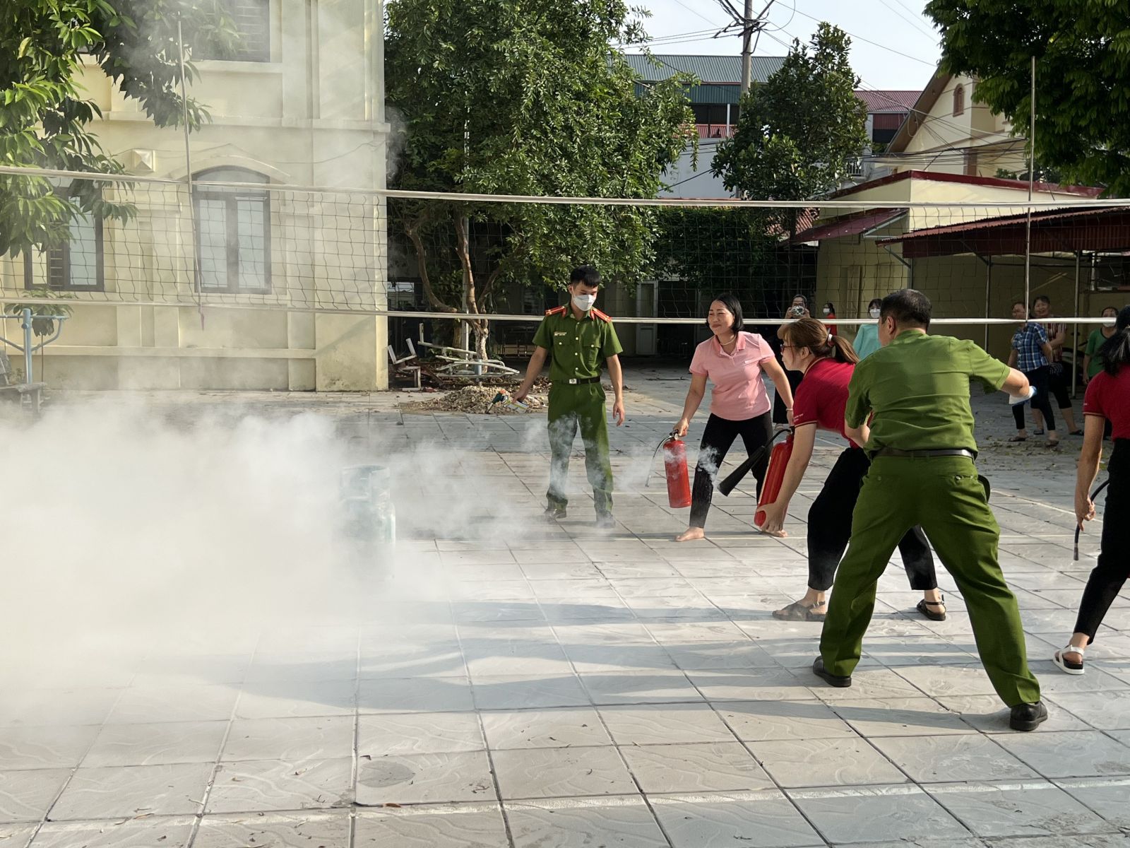 TRƯỜNG MẦM NON CỔ LOA THAM GIA HUẤN LUYỆN, BỒI DƯỠNG KIẾN THỨC VỀ  PHÒNG CHÁY CHỮA CHÁY, CỨU NẠN CỨU HỘ CÙNG KHỐI GIÁO DỤC XÃ CỔ LOA .