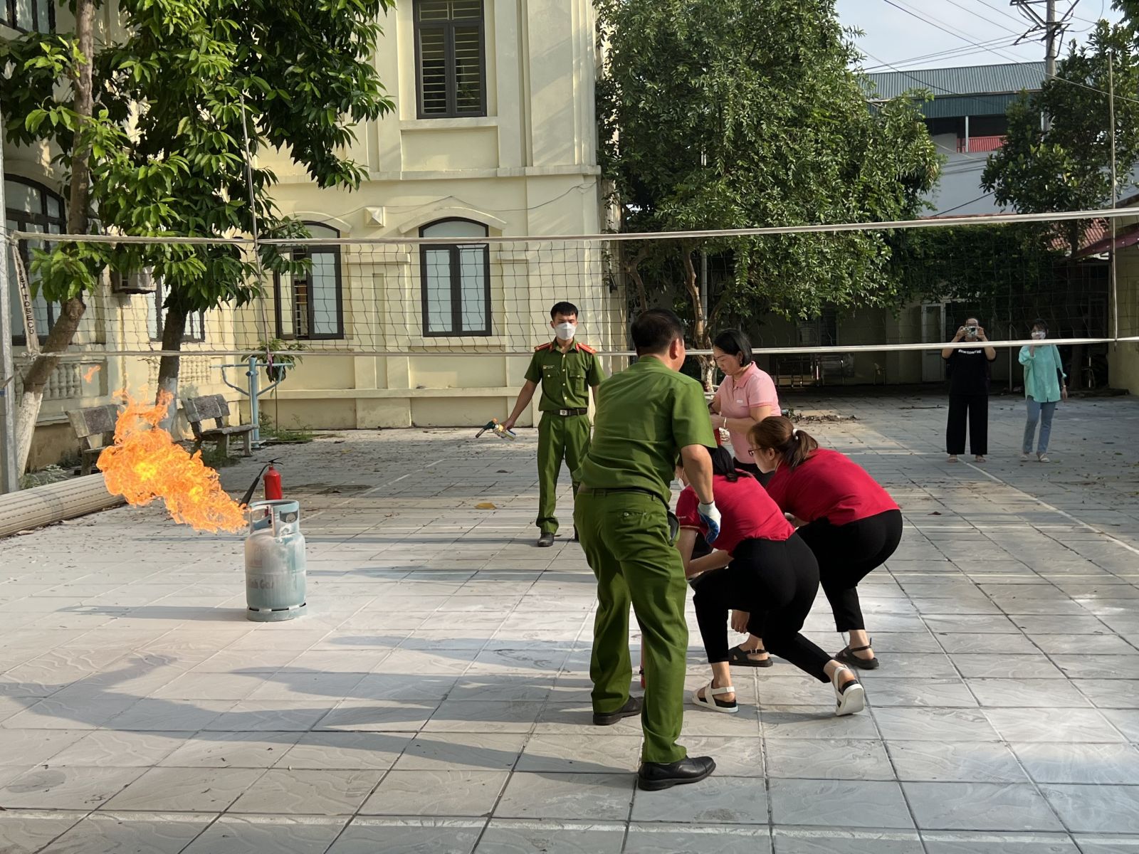 TRƯỜNG MẦM NON CỔ LOA THAM GIA HUẤN LUYỆN, BỒI DƯỠNG KIẾN THỨC VỀ  PHÒNG CHÁY CHỮA CHÁY, CỨU NẠN CỨU HỘ CÙNG KHỐI GIÁO DỤC XÃ CỔ LOA .