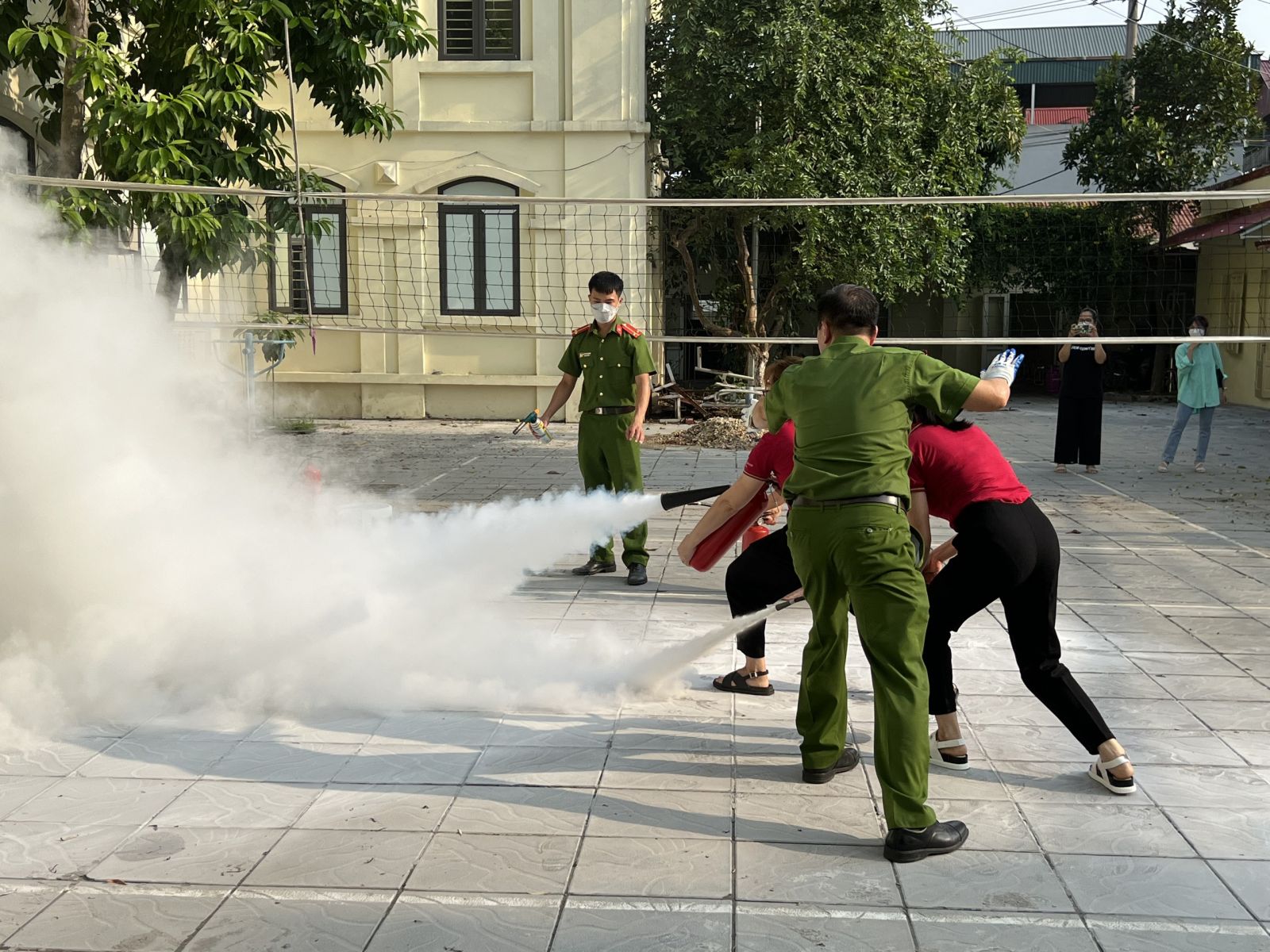 TRƯỜNG MẦM NON CỔ LOA THAM GIA HUẤN LUYỆN, BỒI DƯỠNG KIẾN THỨC VỀ  PHÒNG CHÁY CHỮA CHÁY, CỨU NẠN CỨU HỘ CÙNG KHỐI GIÁO DỤC XÃ CỔ LOA .