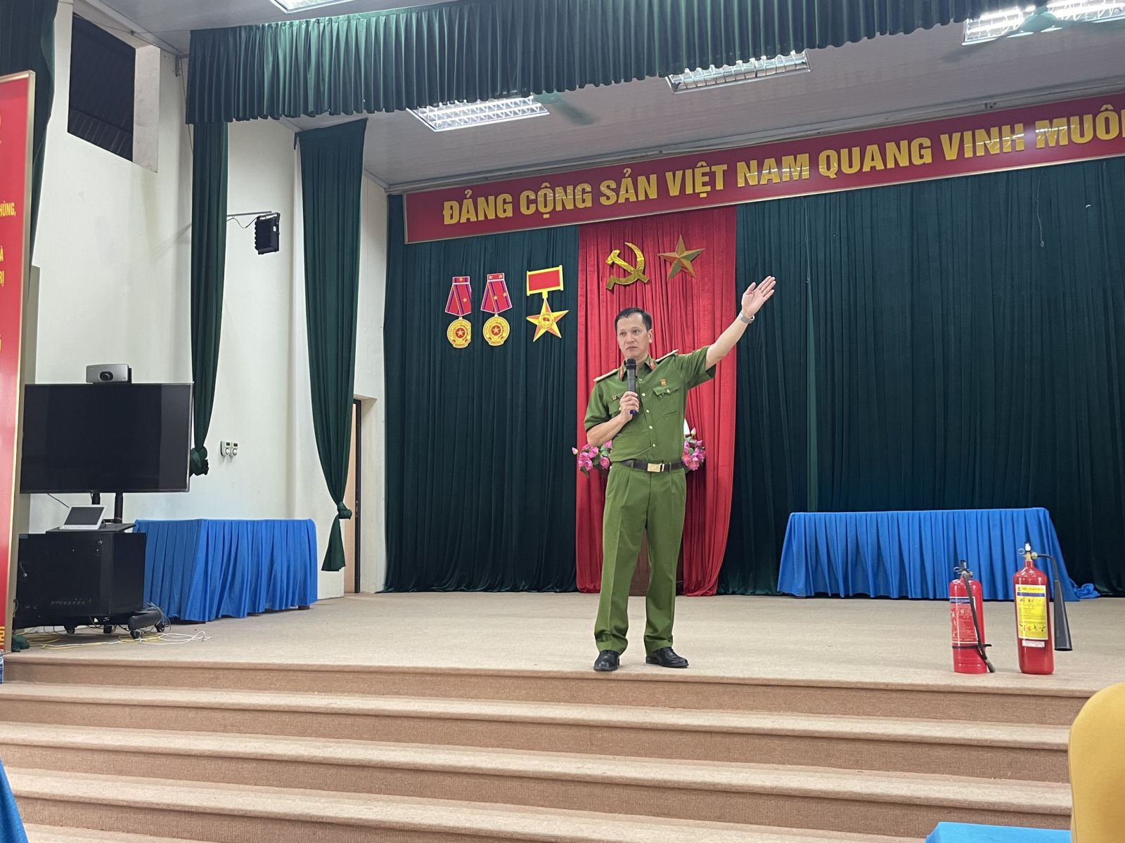 TRƯỜNG MẦM NON CỔ LOA THAM GIA HUẤN LUYỆN, BỒI DƯỠNG KIẾN THỨC VỀ  PHÒNG CHÁY CHỮA CHÁY, CỨU NẠN CỨU HỘ CÙNG KHỐI GIÁO DỤC XÃ CỔ LOA .