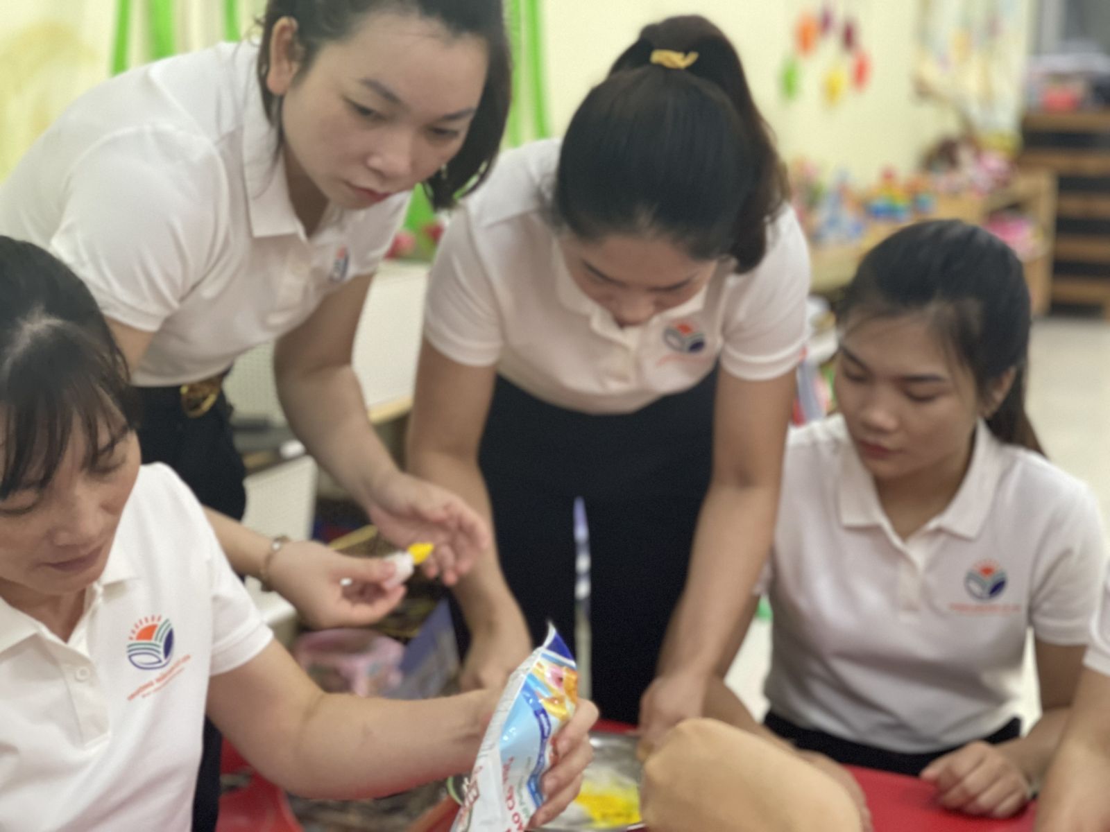 TRƯỜNG MẦM NON CỔ LOA TỔ CHỨC TẬP HUẤN CHUYÊN ĐỀ:  “CÁCH SỬ DỤNG NGUYÊN VẬT LIỆU RỜI TRONG THỰC HIỆN CHUYÊN ĐỀ XÂY DỰNG TRƯỜNG MẦM NON LẤY TRẺ LÀM TRUNG TÂM” NĂM HỌC 2022 – 2023.