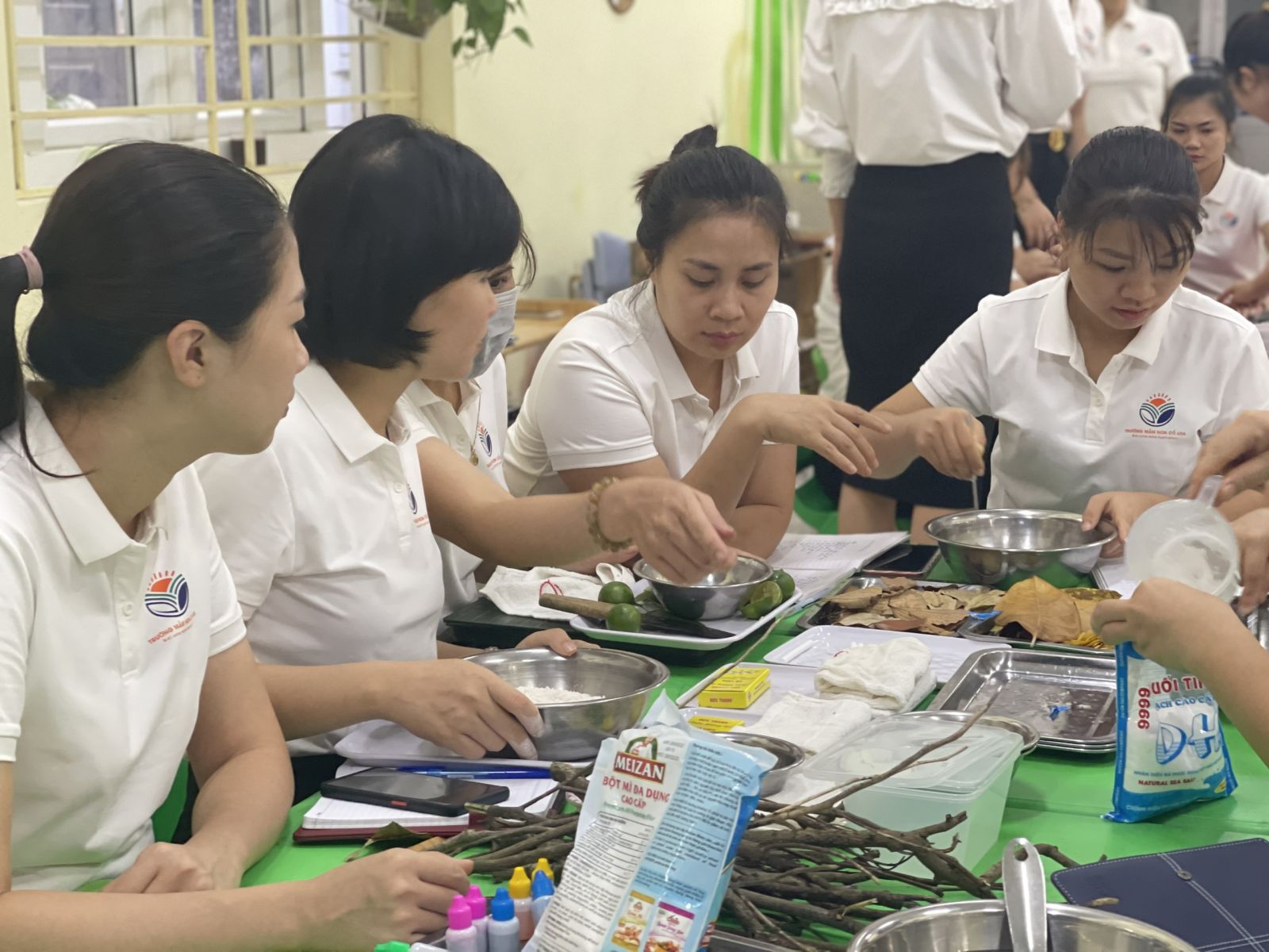 TRƯỜNG MẦM NON CỔ LOA TỔ CHỨC TẬP HUẤN CHUYÊN ĐỀ:  “CÁCH SỬ DỤNG NGUYÊN VẬT LIỆU RỜI TRONG THỰC HIỆN CHUYÊN ĐỀ XÂY DỰNG TRƯỜNG MẦM NON LẤY TRẺ LÀM TRUNG TÂM” NĂM HỌC 2022 – 2023.
