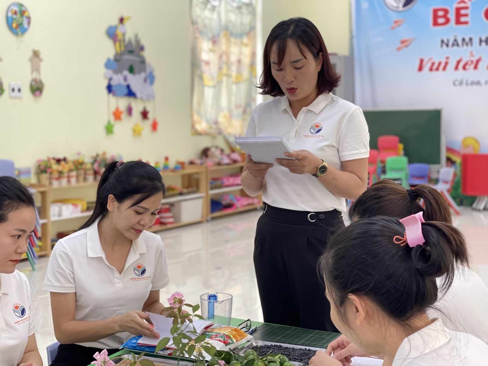 TRƯỜNG MẦM NON CỔ LOA TỔ CHỨC TẬP HUẤN CHUYÊN ĐỀ:  “CÁCH SỬ DỤNG NGUYÊN VẬT LIỆU RỜI TRONG THỰC HIỆN CHUYÊN ĐỀ XÂY DỰNG TRƯỜNG MẦM NON LẤY TRẺ LÀM TRUNG TÂM” NĂM HỌC 2022 – 2023.